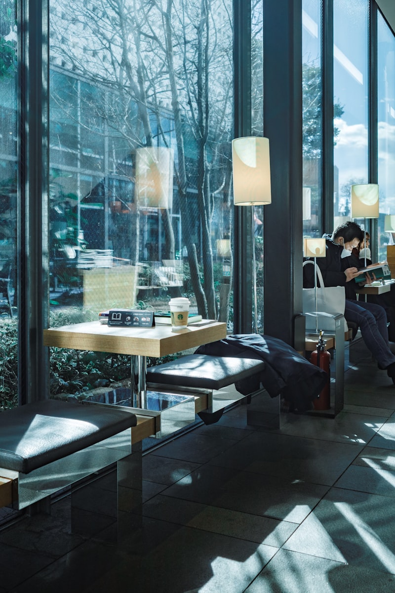 大きな窓辺の席のある店内