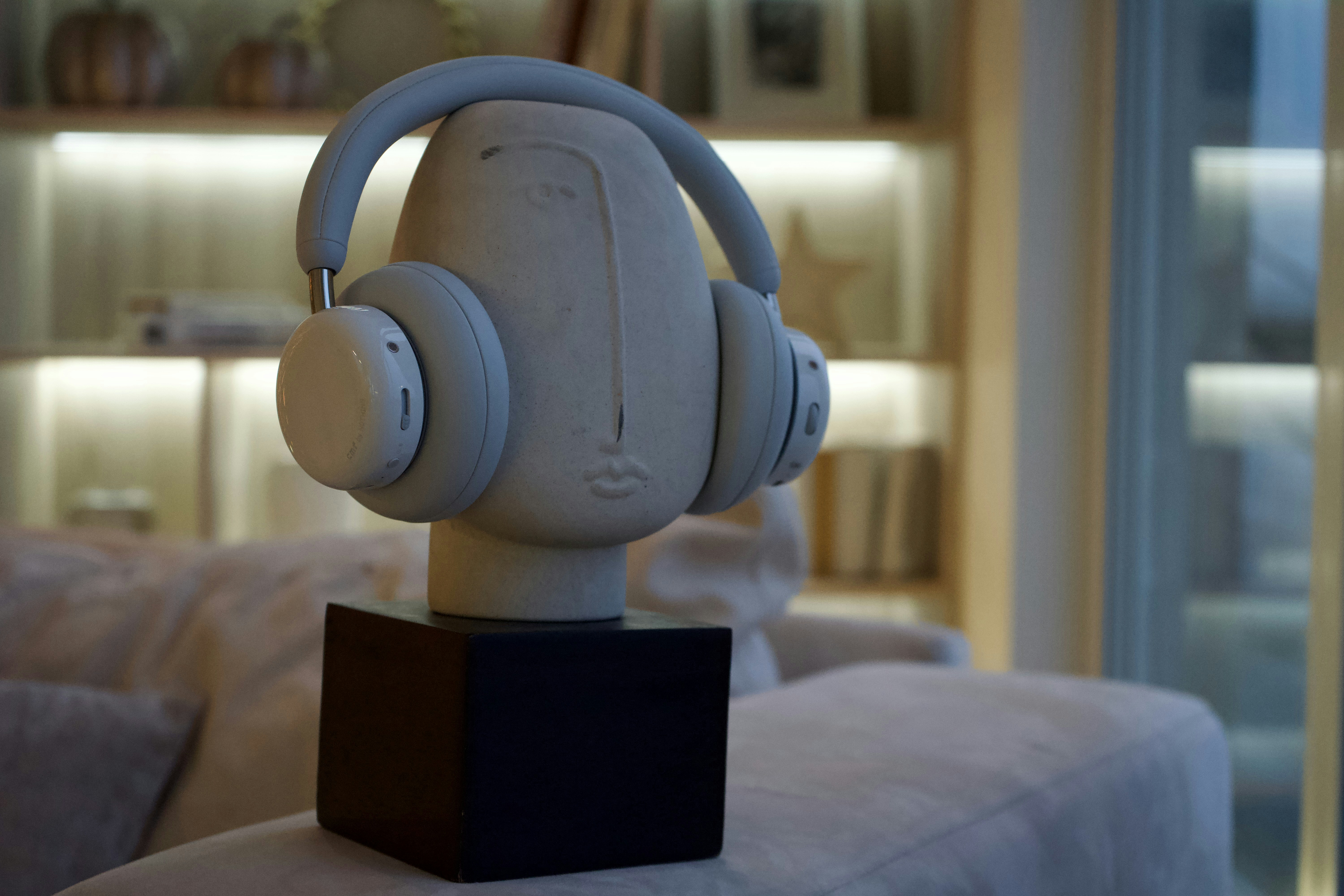 Sculpture of a head wearing headphones on a stand.