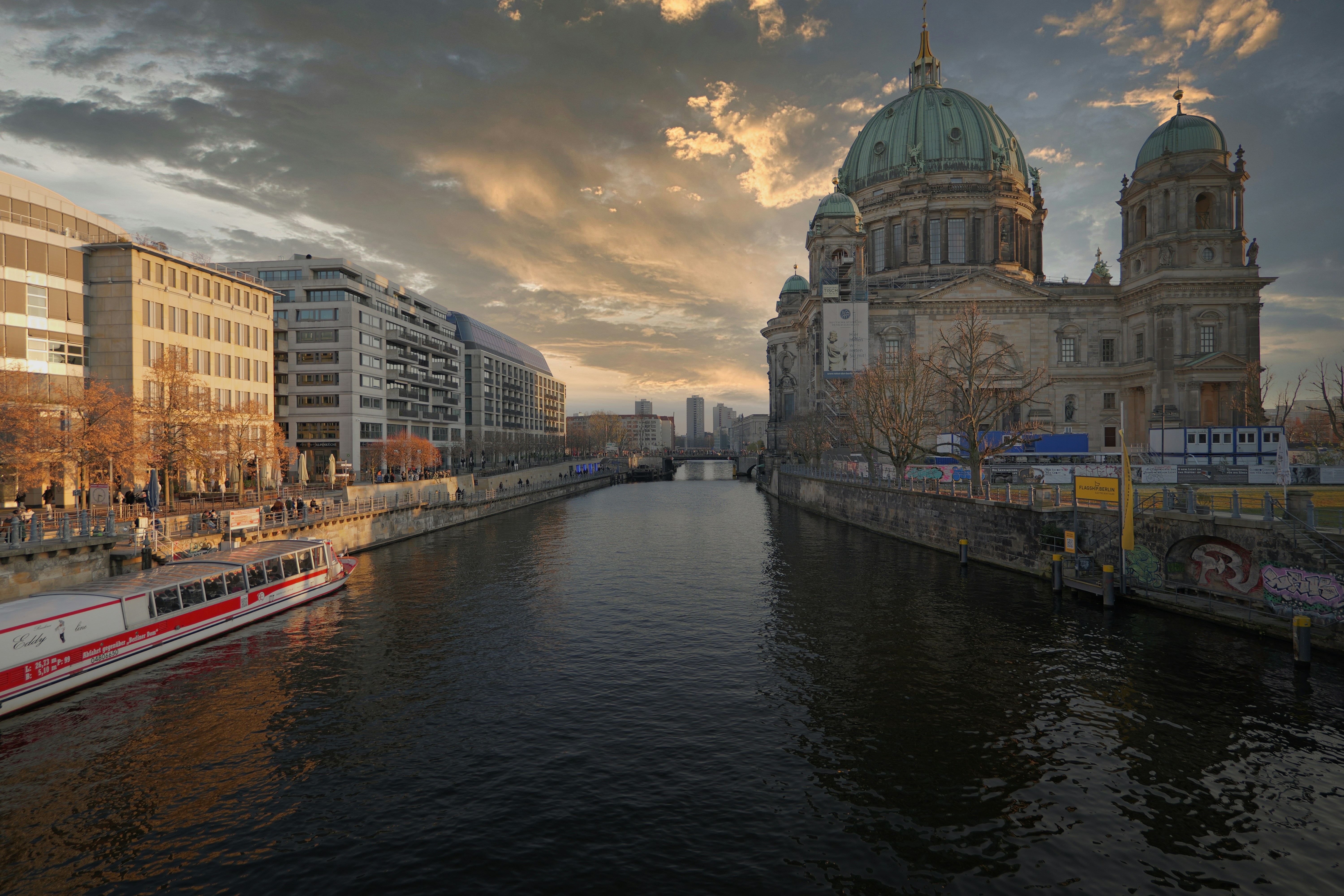 River with buildings and cathedral at sunset - river-with-buildings-and-cathedral-at-sunset-PymovRCth78