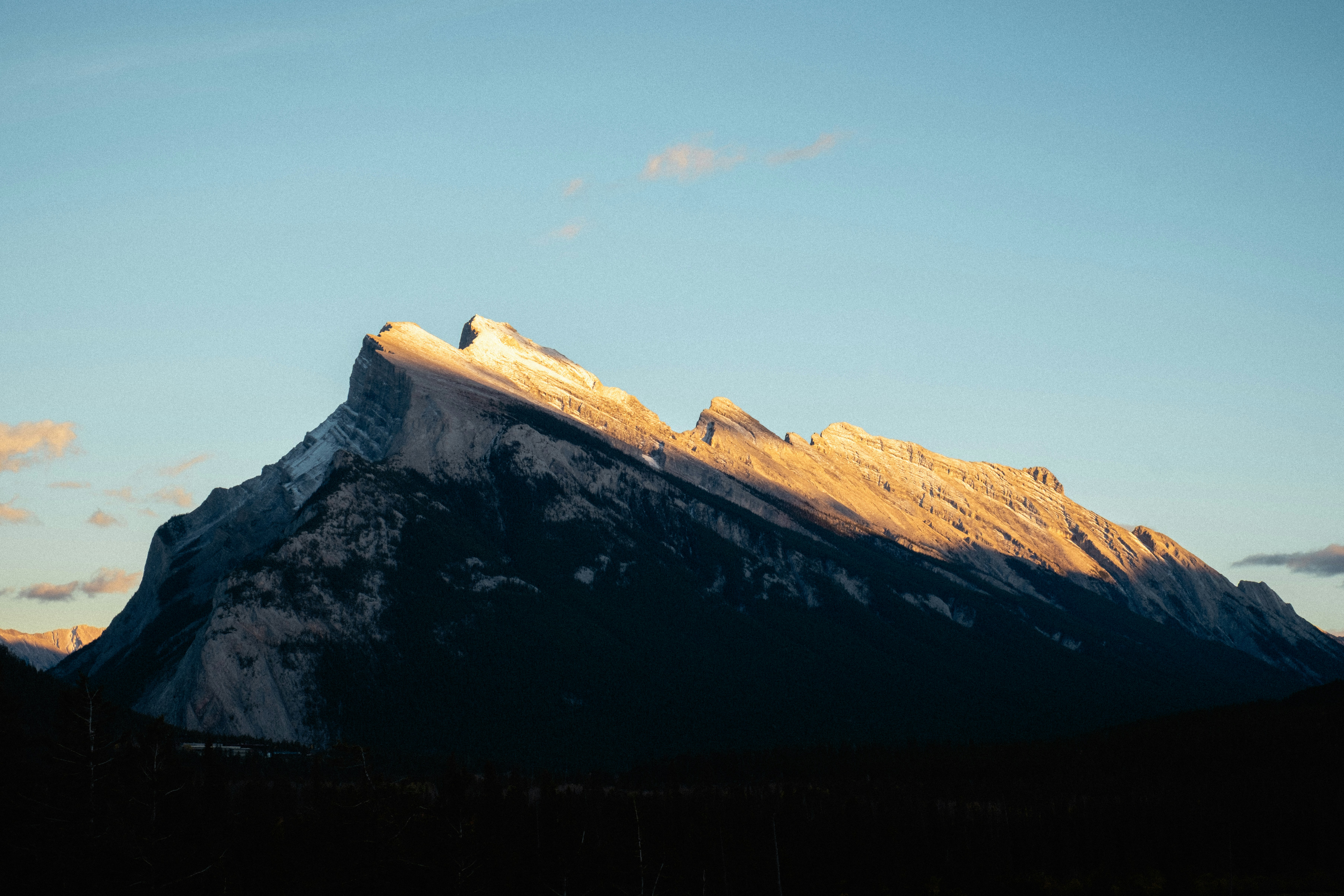 Mountain peak wallpaper, scenic view, ilustrasi artikel Planning a Dream Trip? How to Set Up Your Travel Registry with Ease 8