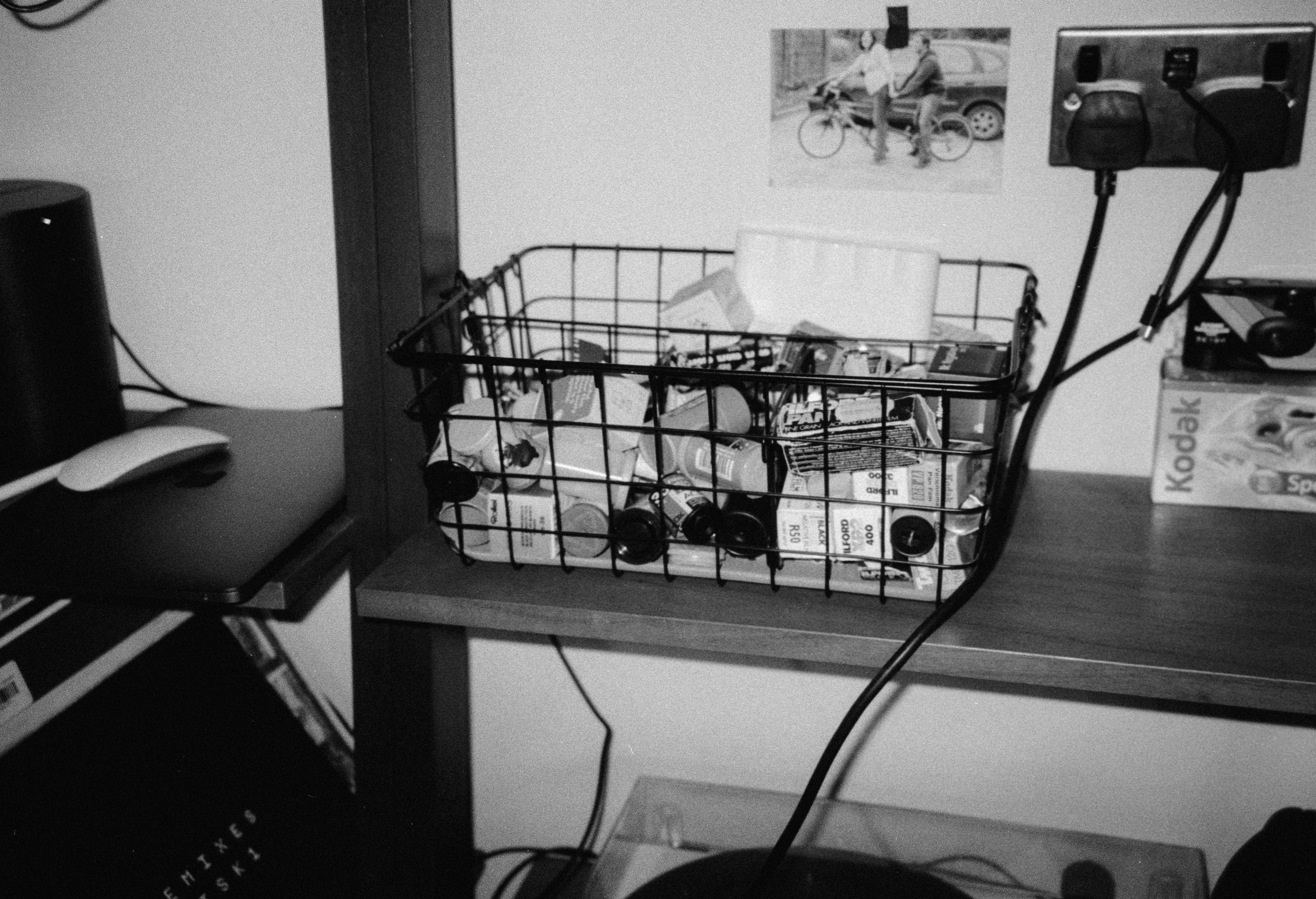 Drahtkorb voller Gegenstände auf einem Regal.