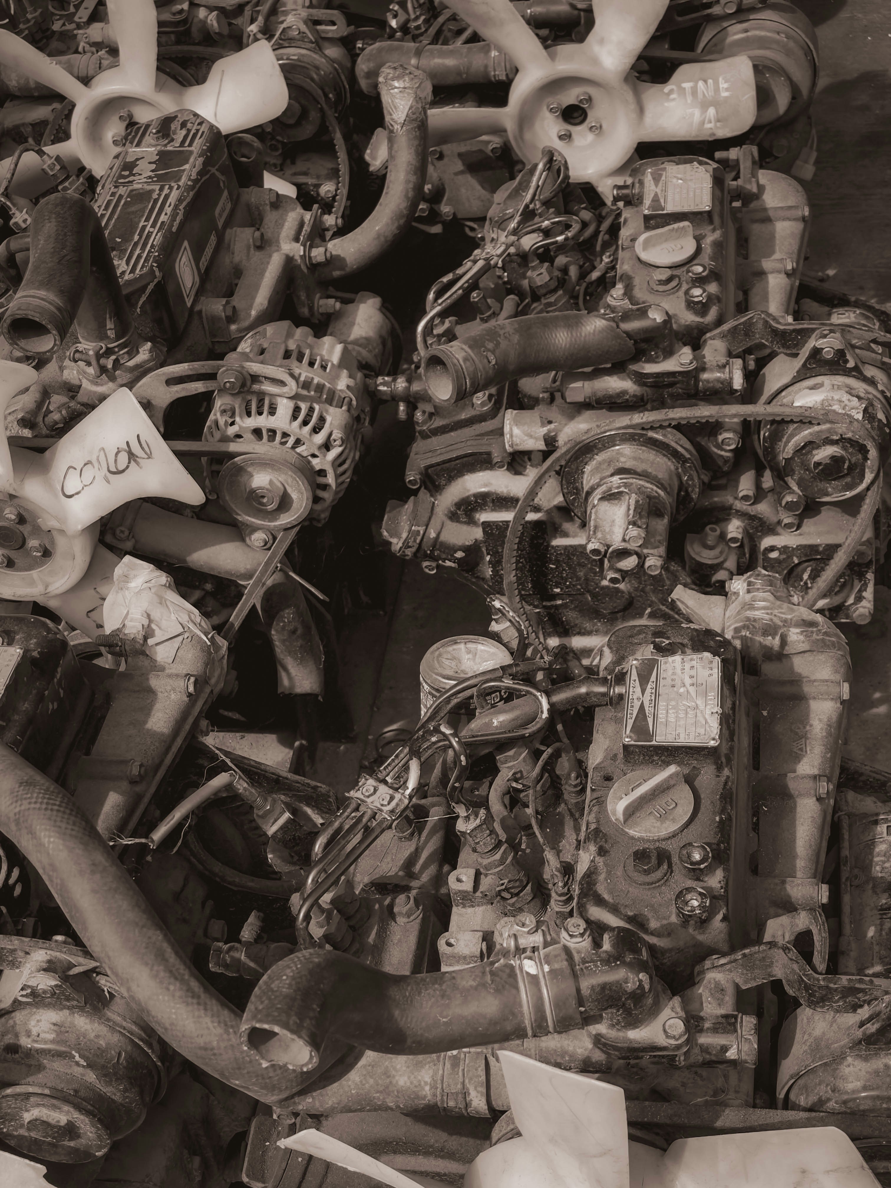 Close-up de motores e peças diesel antigos