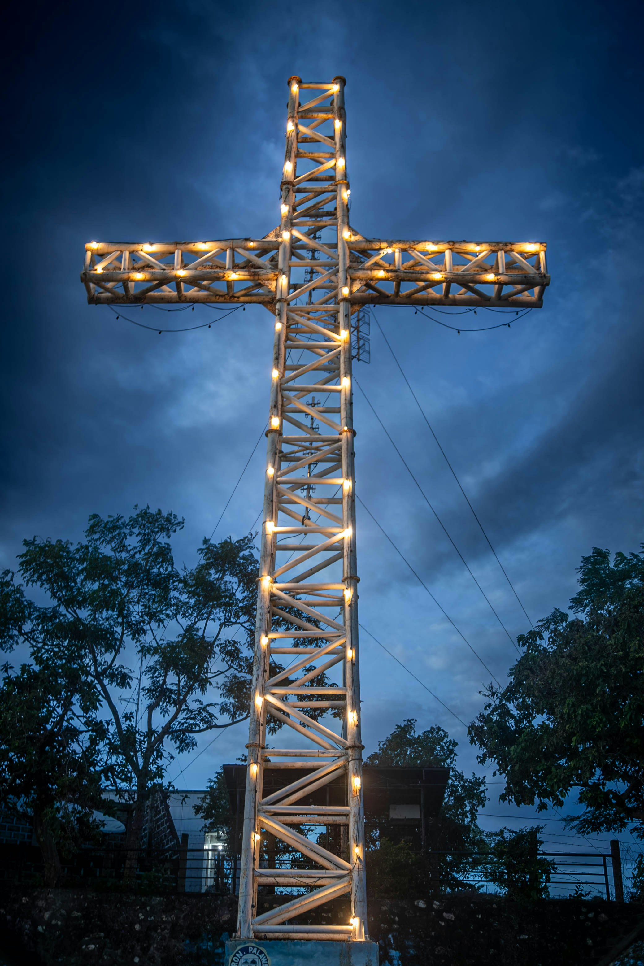 Grande croix illuminée contre un ciel nocturne spectaculaire