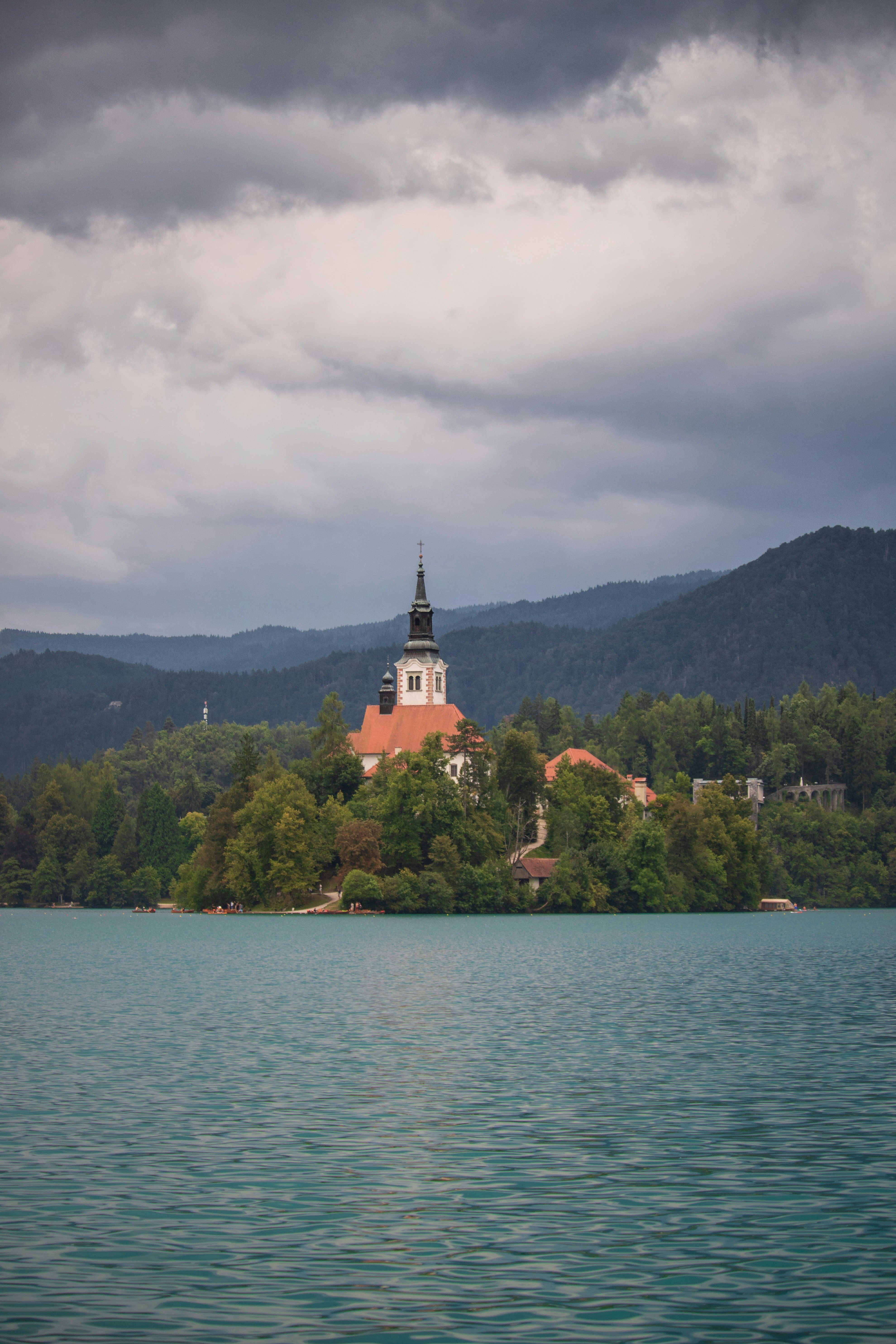 Igreja na ilha no lago com montanhas atrás