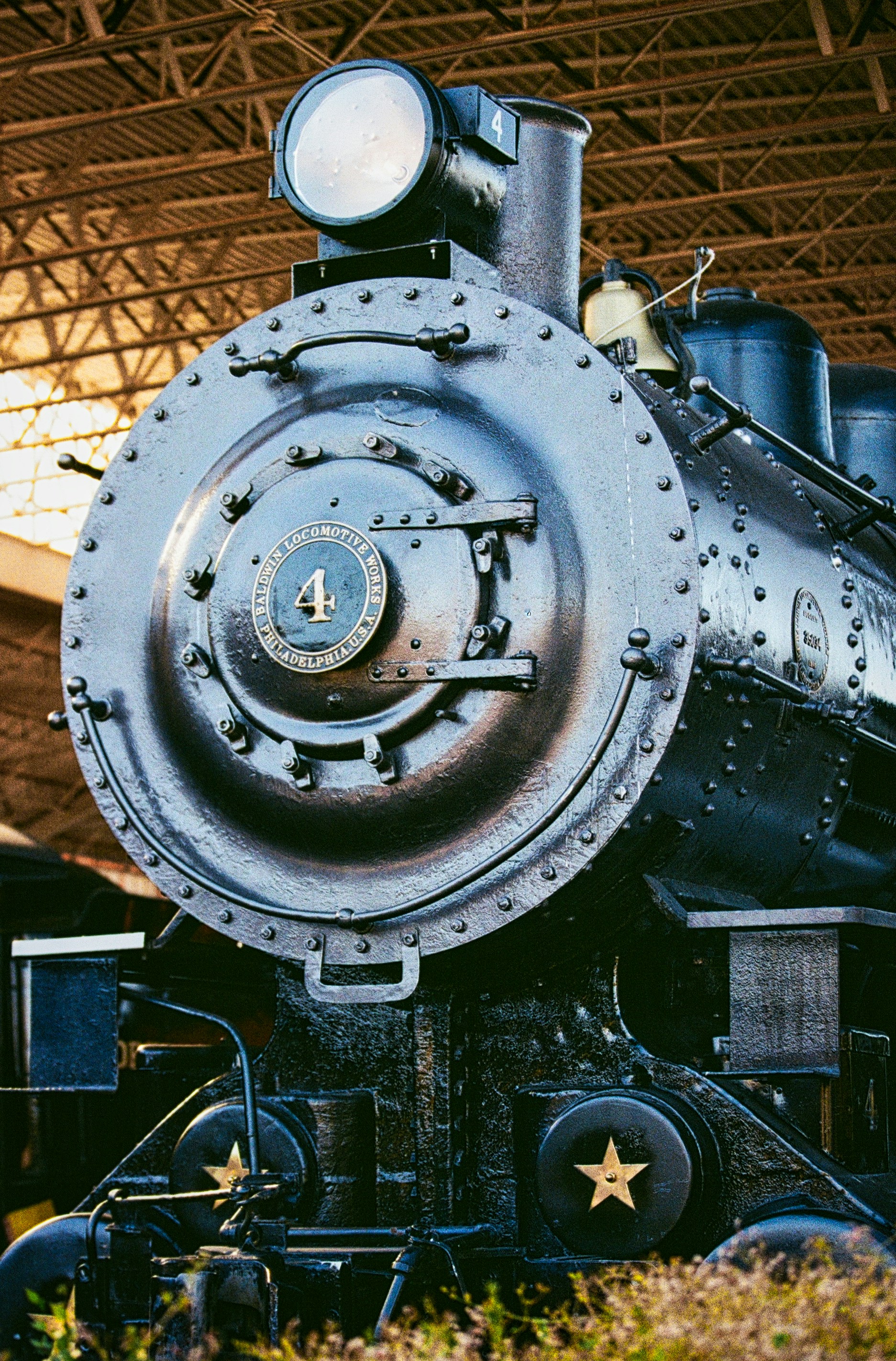 Una locomotora de vapor antigua con el número 4