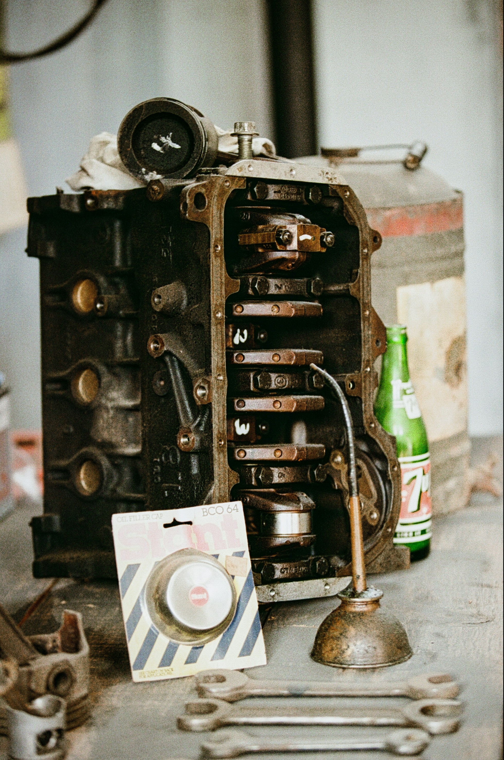Bloco do motor com ferramentas e lata de óleo