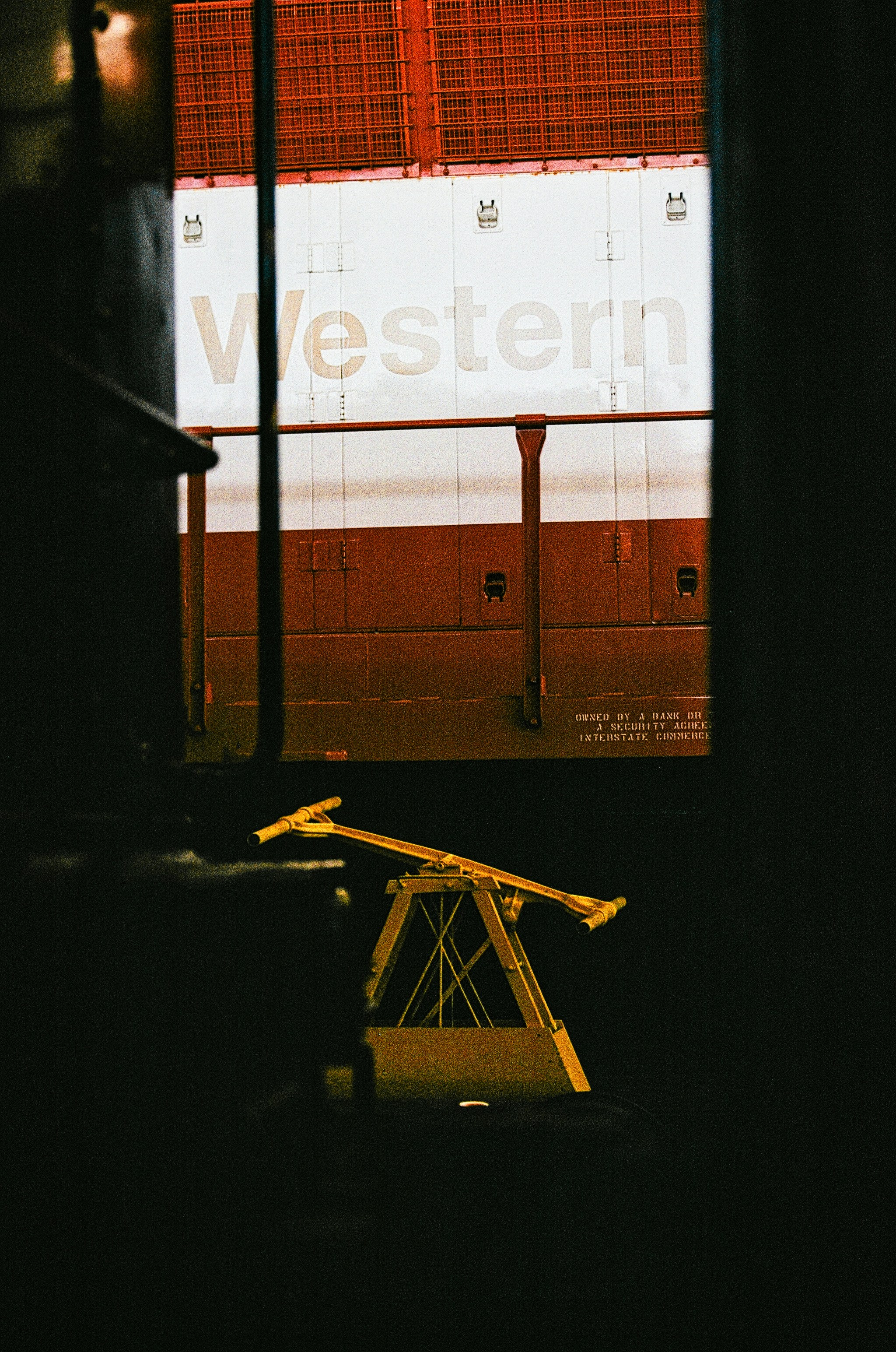 Vista a través del interior oscuro del vagón del tren