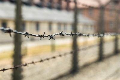 Taggtråd på stängsel utanför institutionsbyggnad