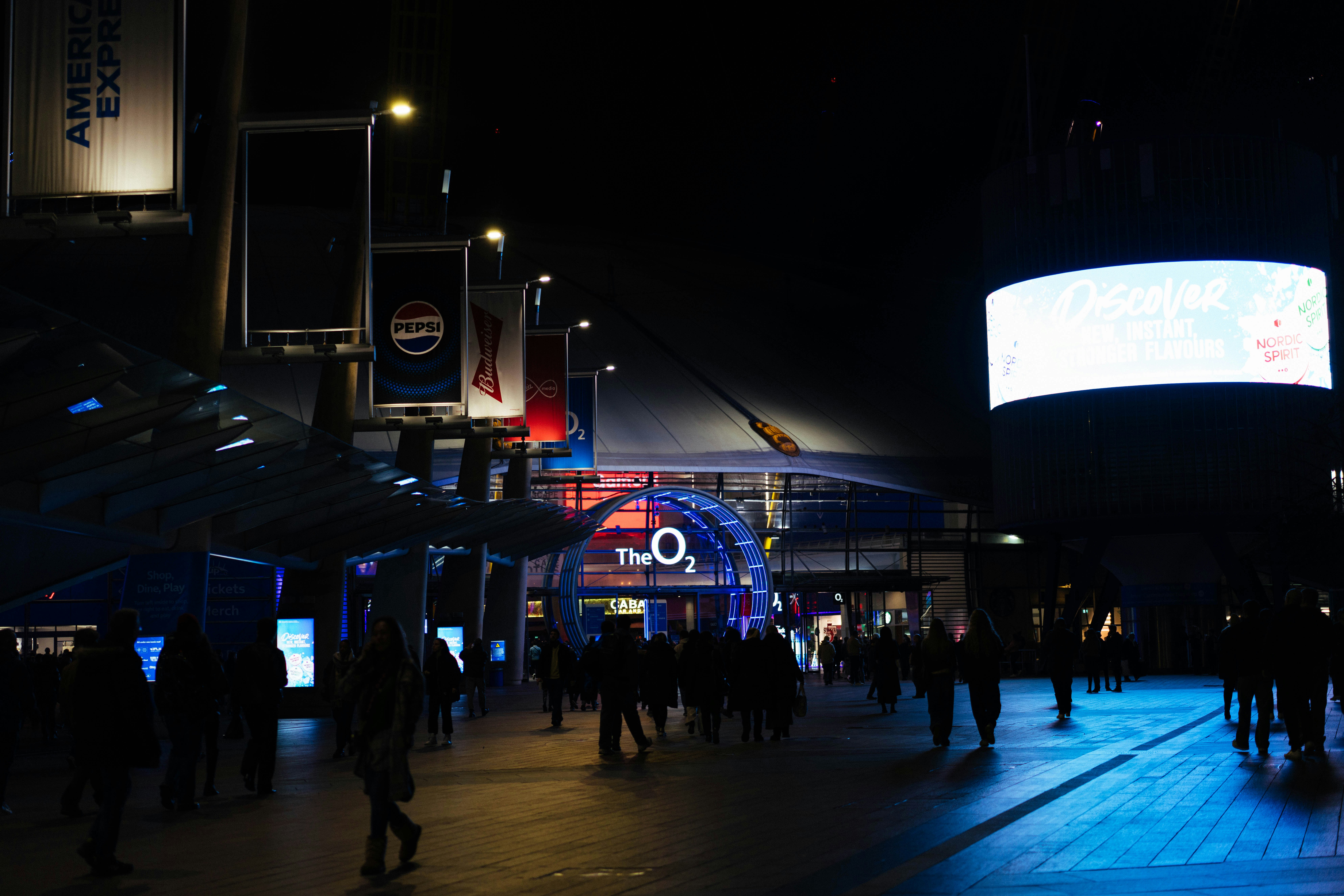 L'arena dell'O2 di notte con la gente che cammina