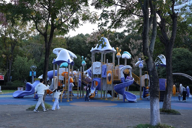 공원의 알록달록한 놀이 시설