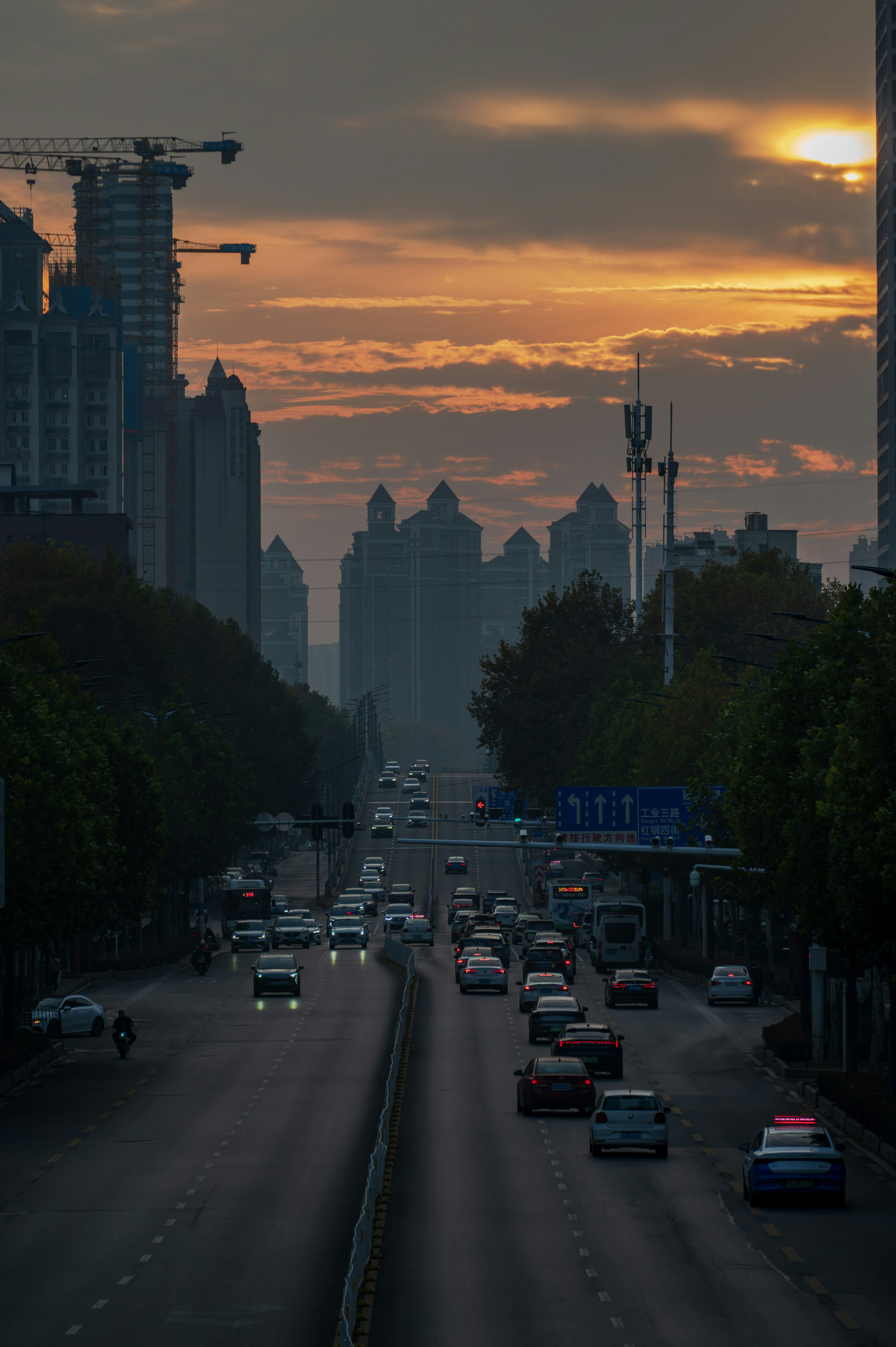 Circulation dans une rue de la ville au coucher du soleil