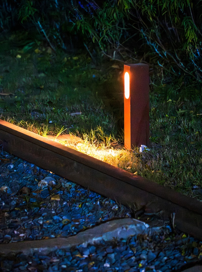 Ein einzelnes Gartenlicht an einem ruhigen Weg