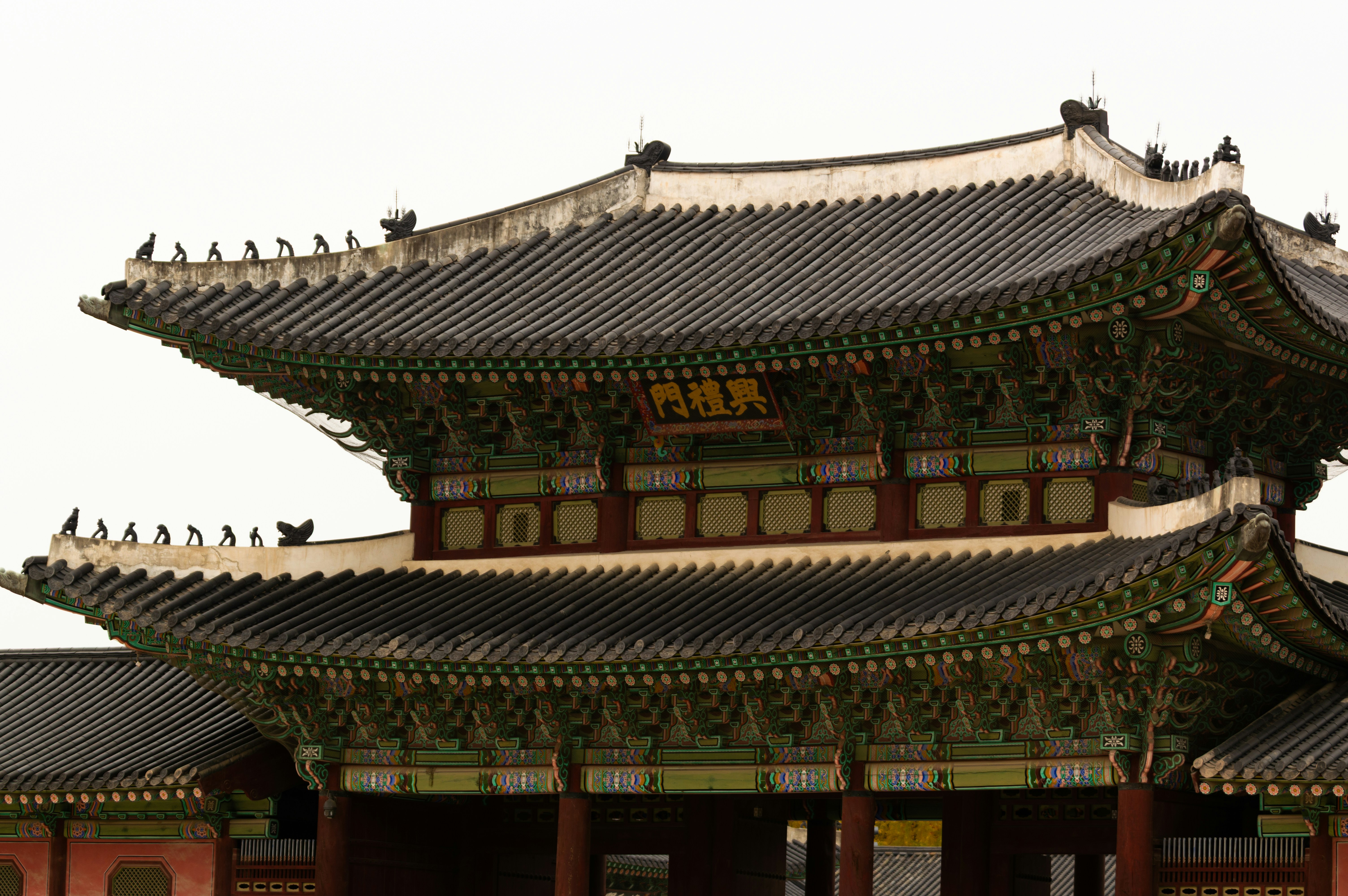 대한민국 AI 기본법 시행을 상징하는 이미지. 워터마크 아이콘과 안전을 나타내는 방패가 있는 공식 문서.