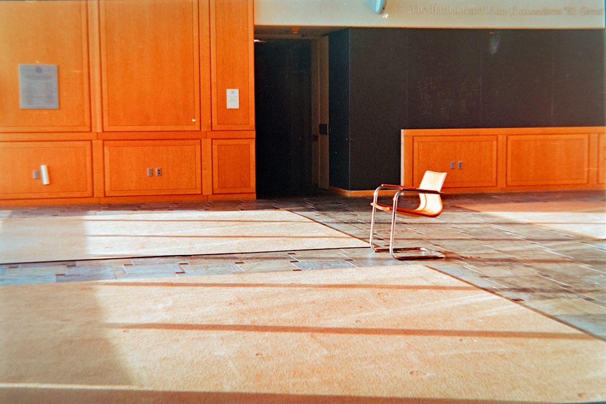 Sala vazia com paredes de madeira e uma única cadeira, imagem que representa o estado de imobilização e colapso do vago dorsal