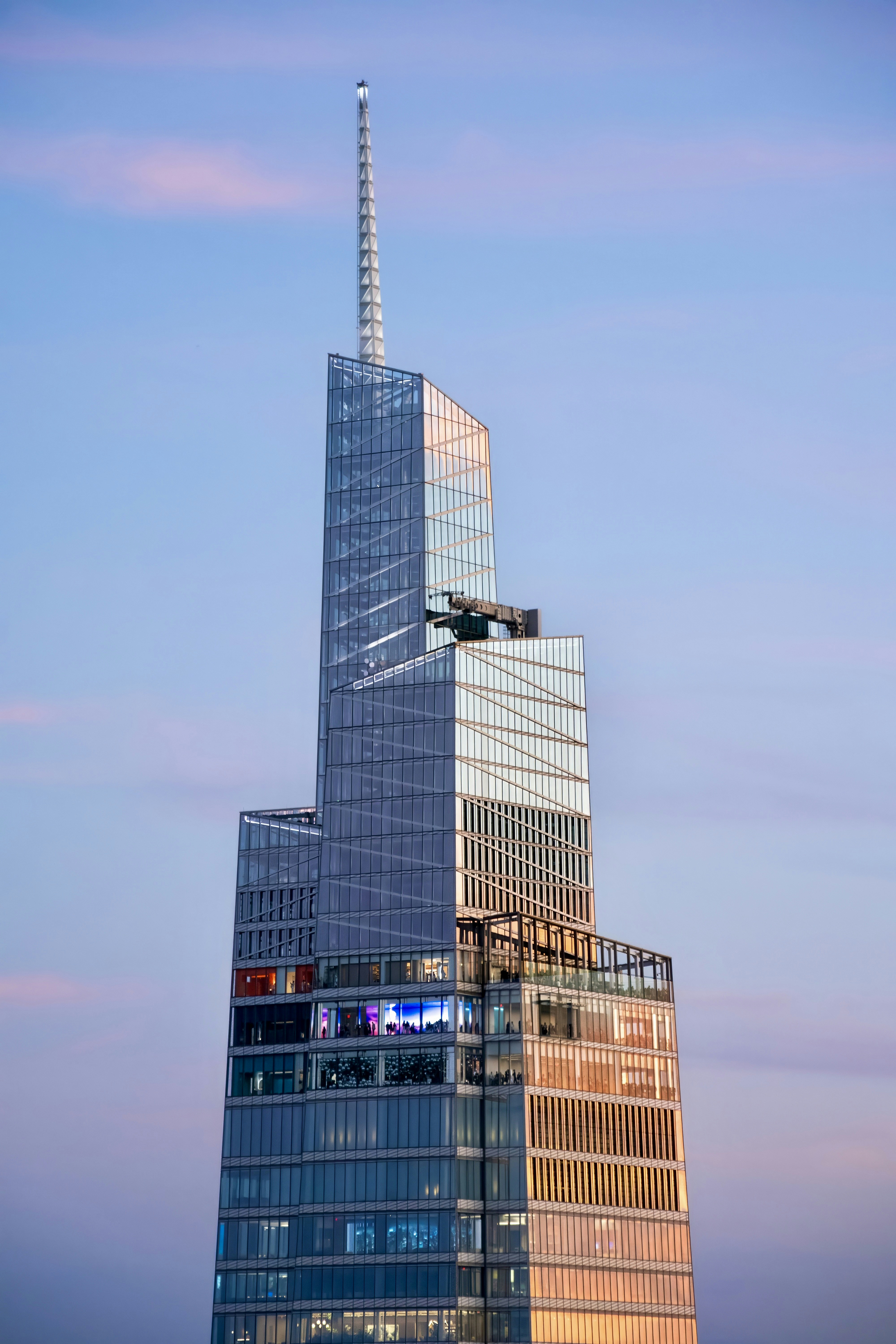 Moderner Wolkenkratzer mit Glasfassade gegen den Himmel