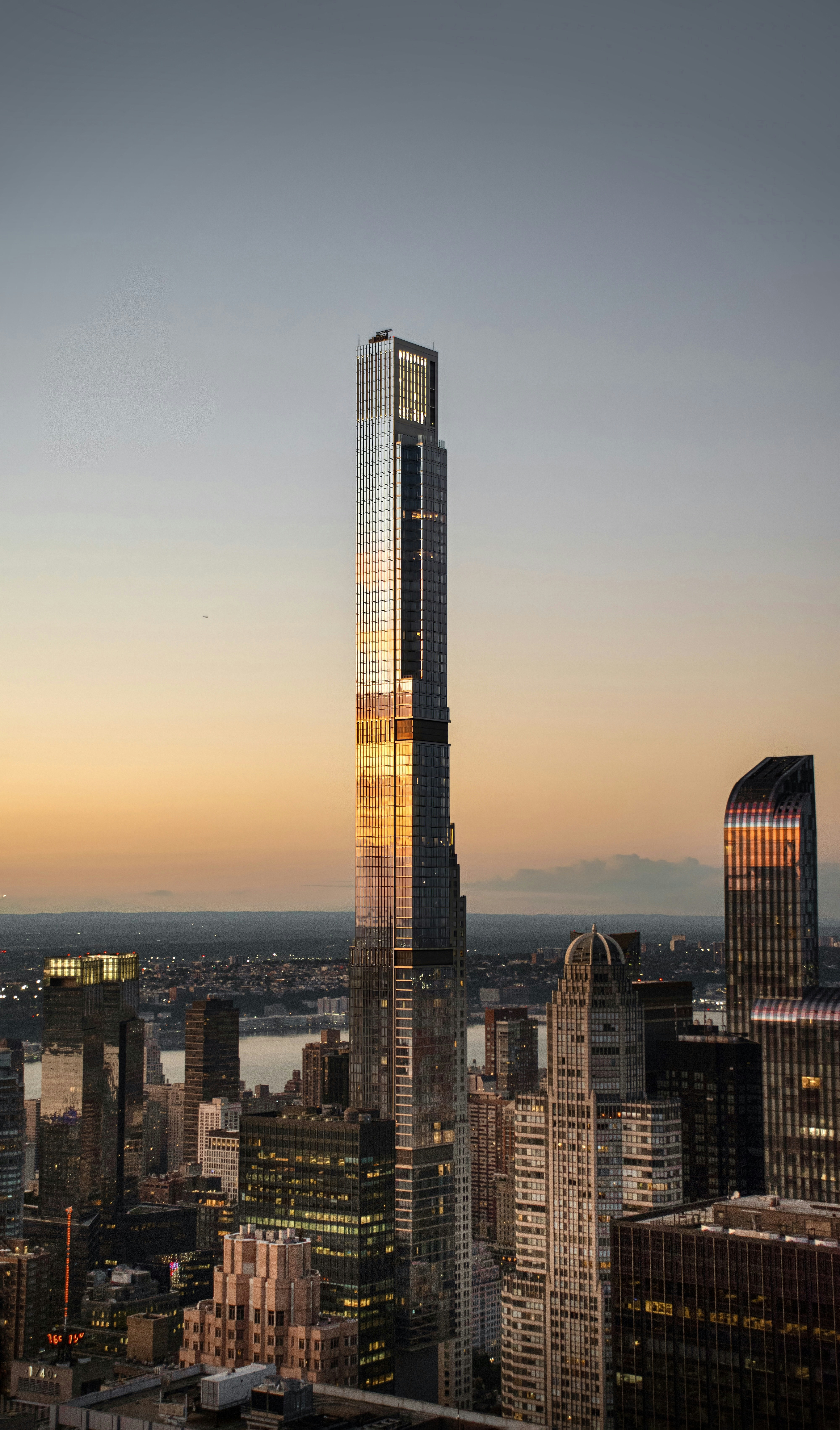 Hoher Wolkenkratzer, der das Sonnenuntergangslicht in einer Stadtlandschaft reflektiert.