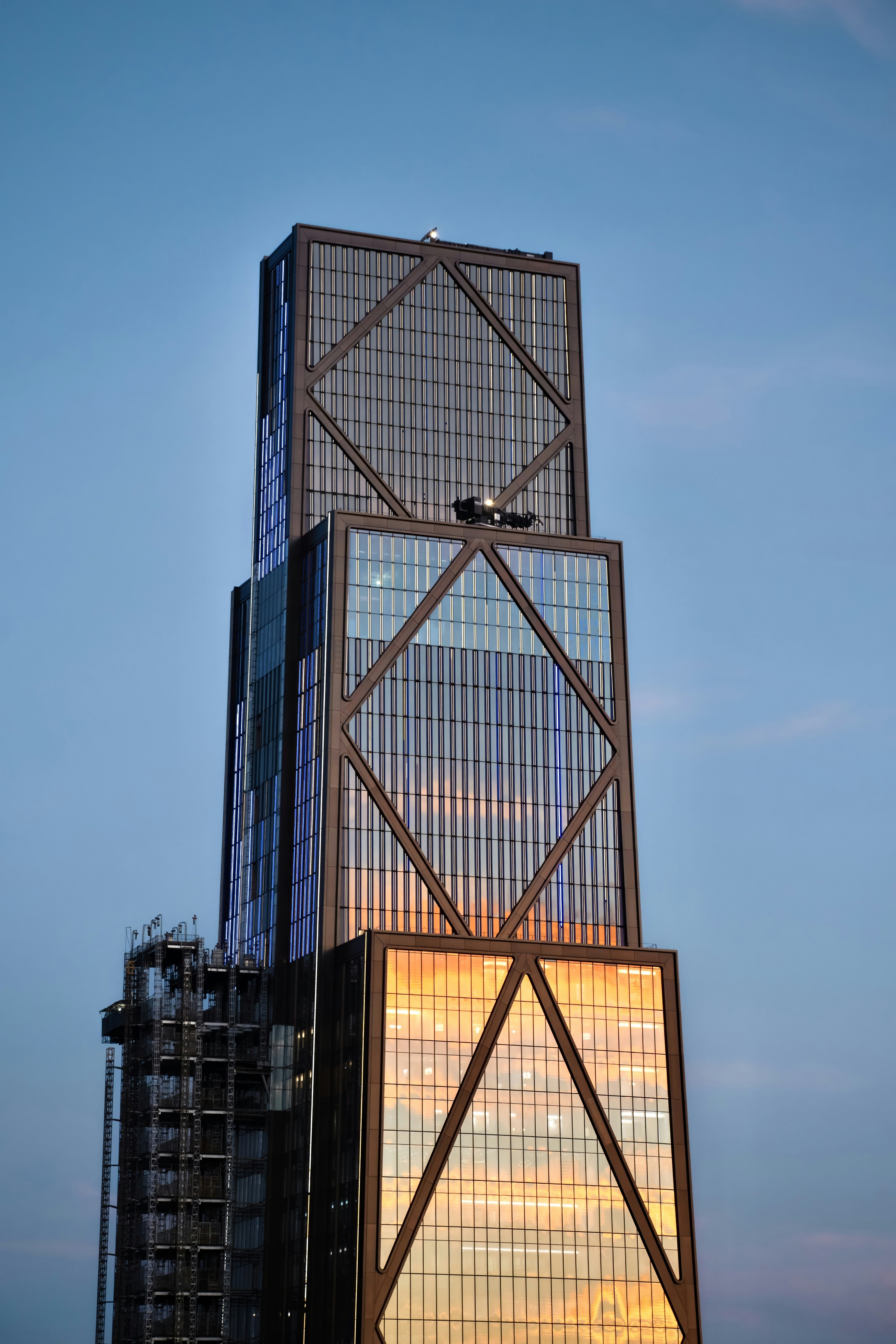 Moderner Wolkenkratzer mit geometrischen Mustern vor dem Himmel