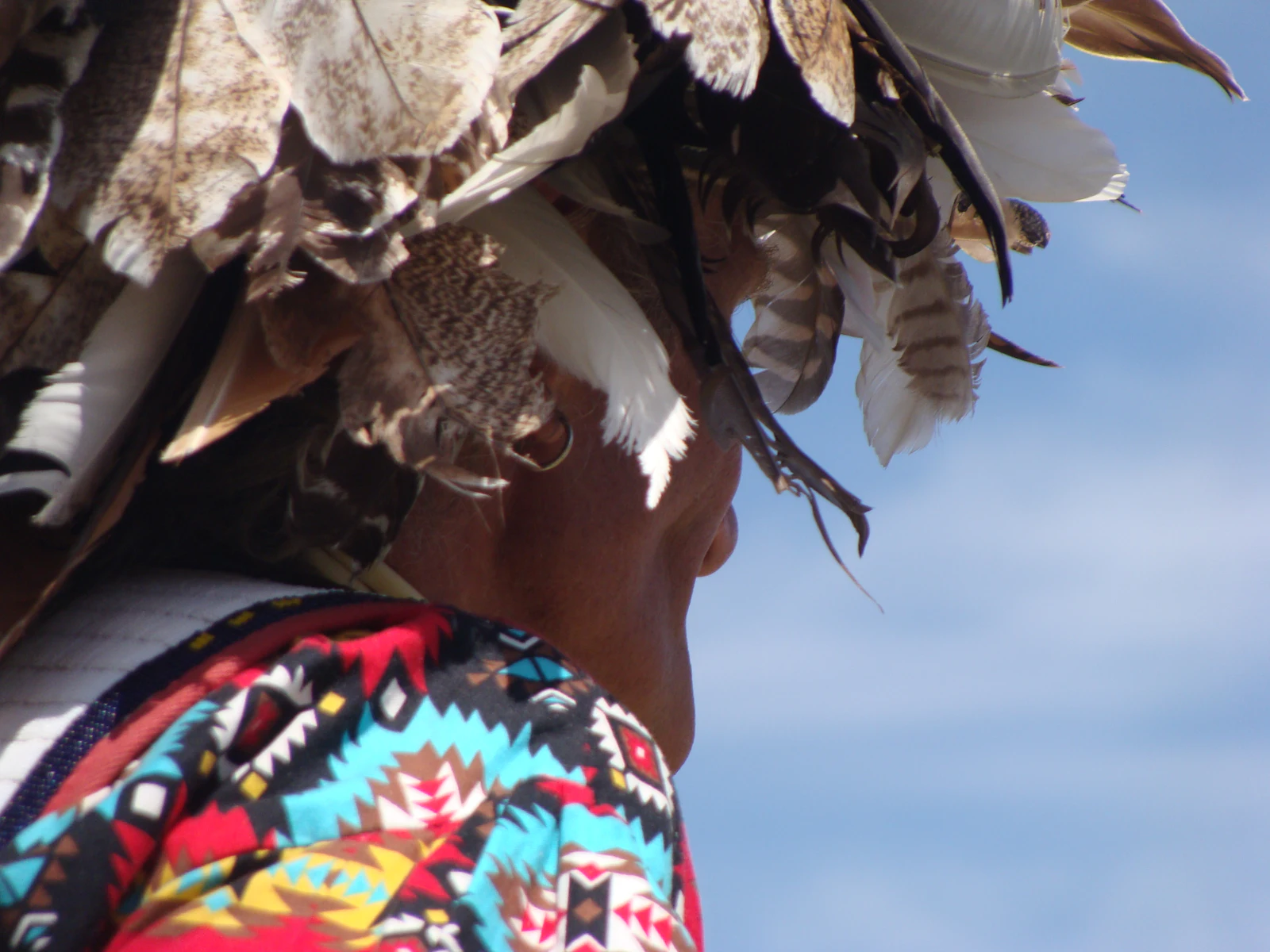 Persona con tocado de plumas prehispánico