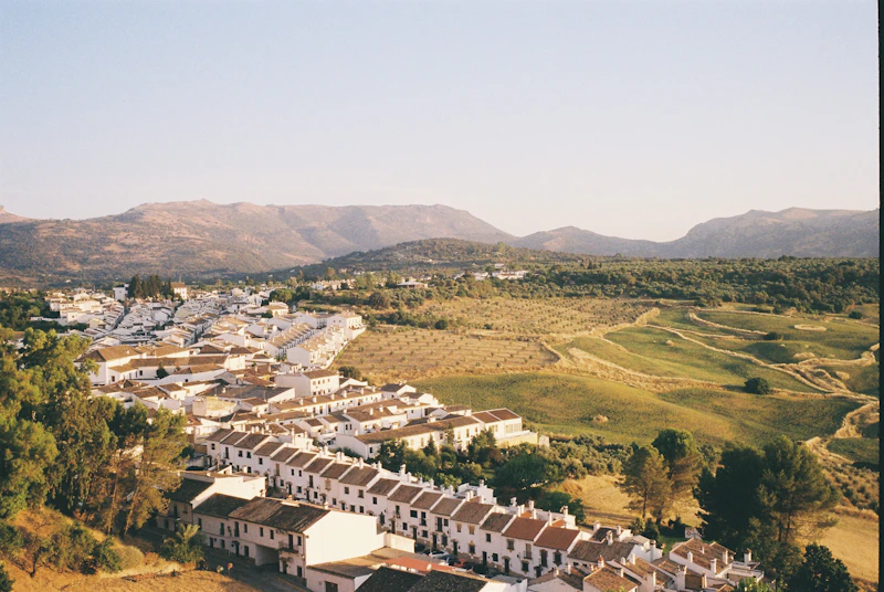 Casas blancas de un pueblo andaluz en ladera