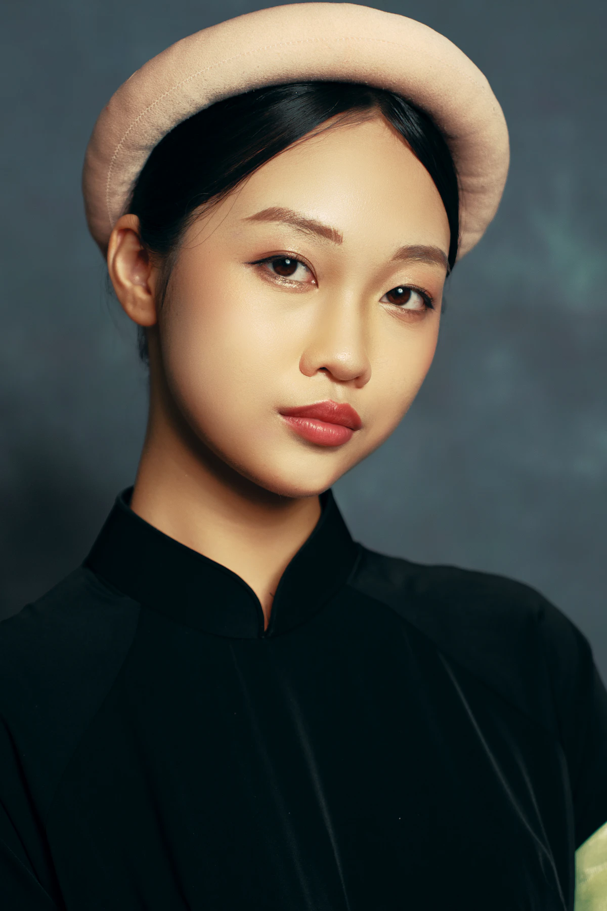 정면을 바라보는 여성