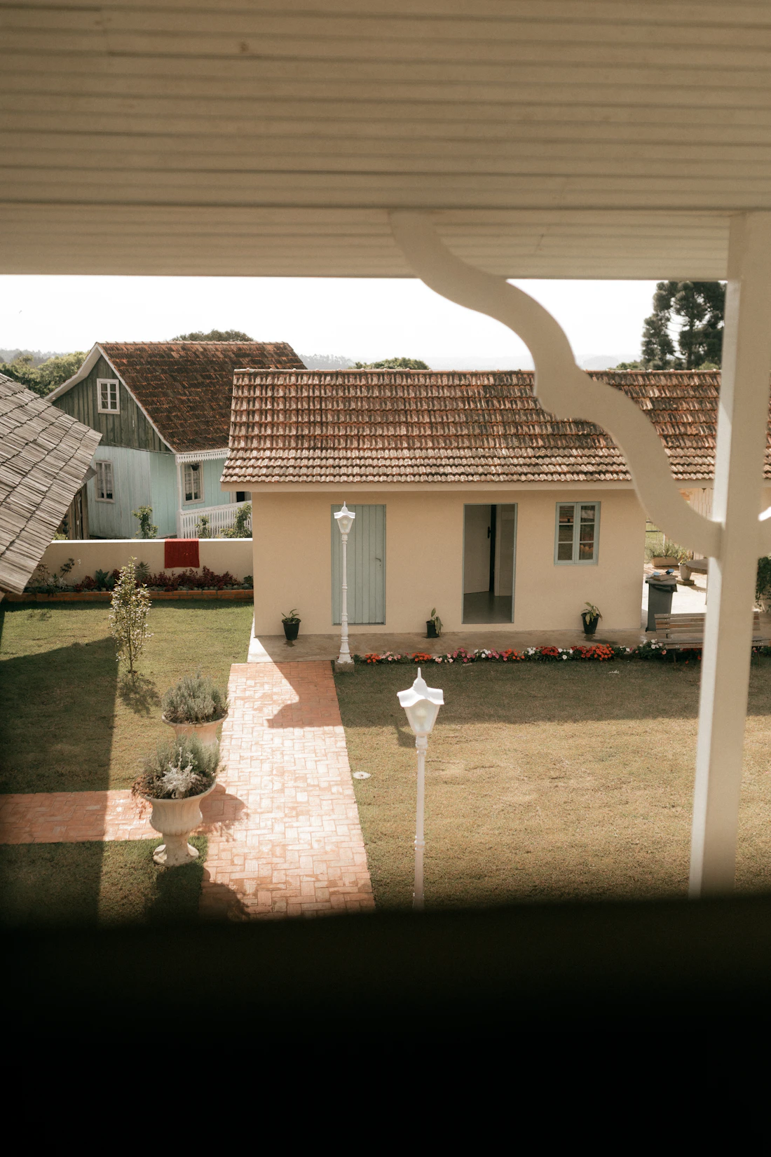 Casas con techos de tejas rodeadas de jardín