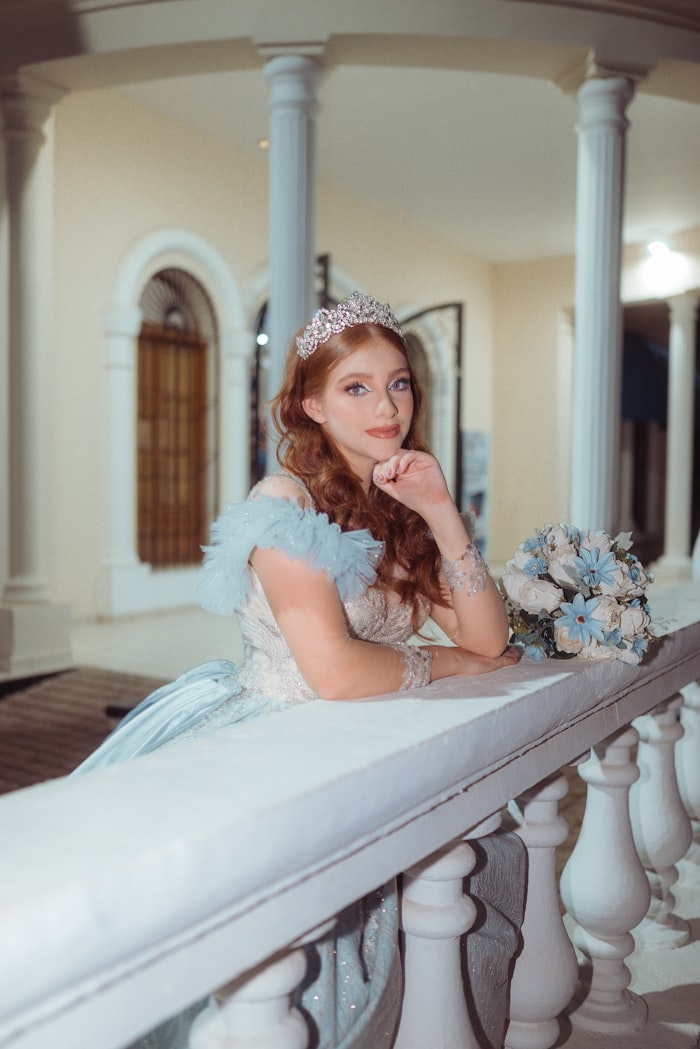 Regina Sofía con vestido de gala azul, tiara y ramo de flores