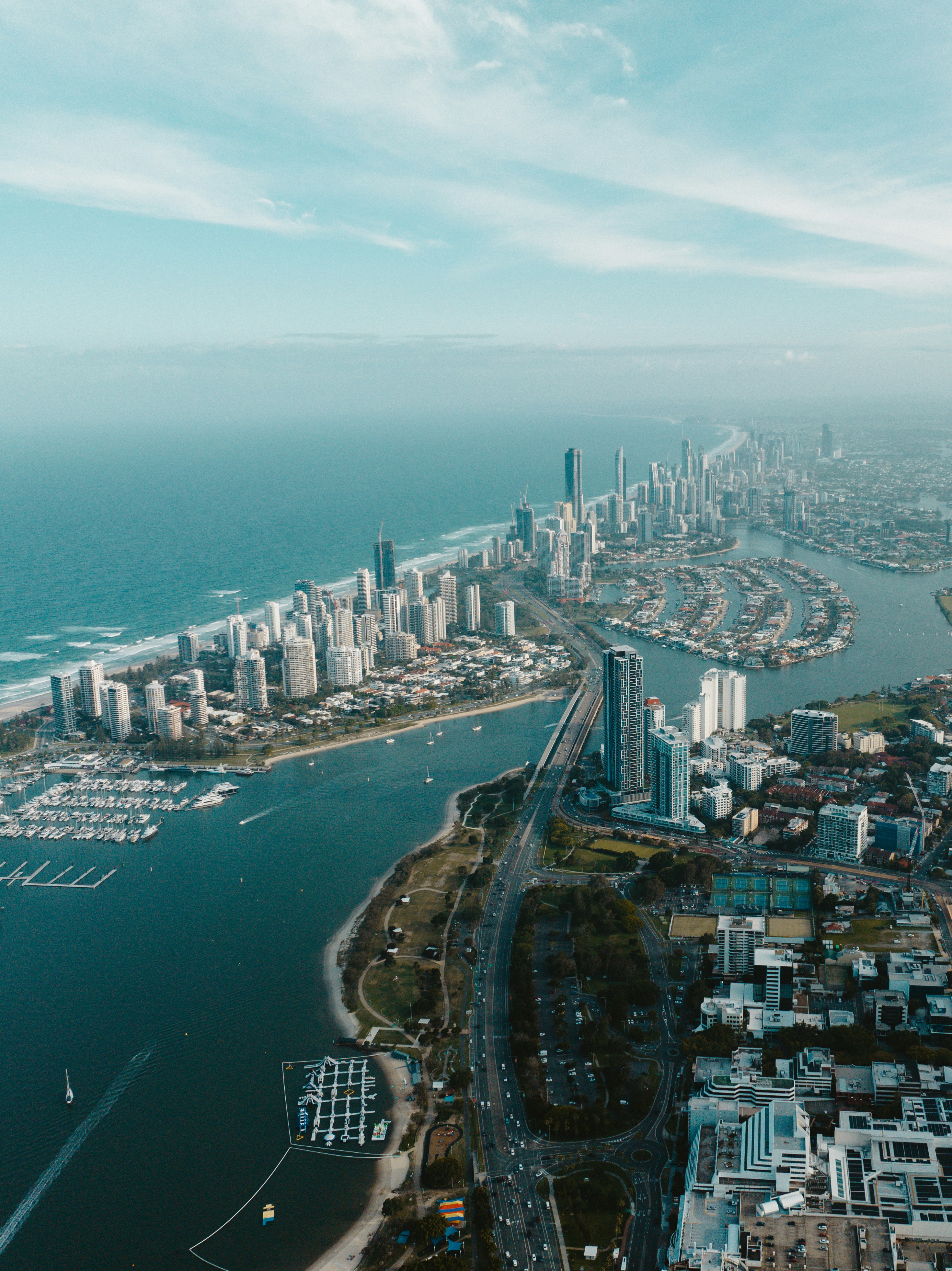 Vista aérea del skyline de una ciudad costera con océano.