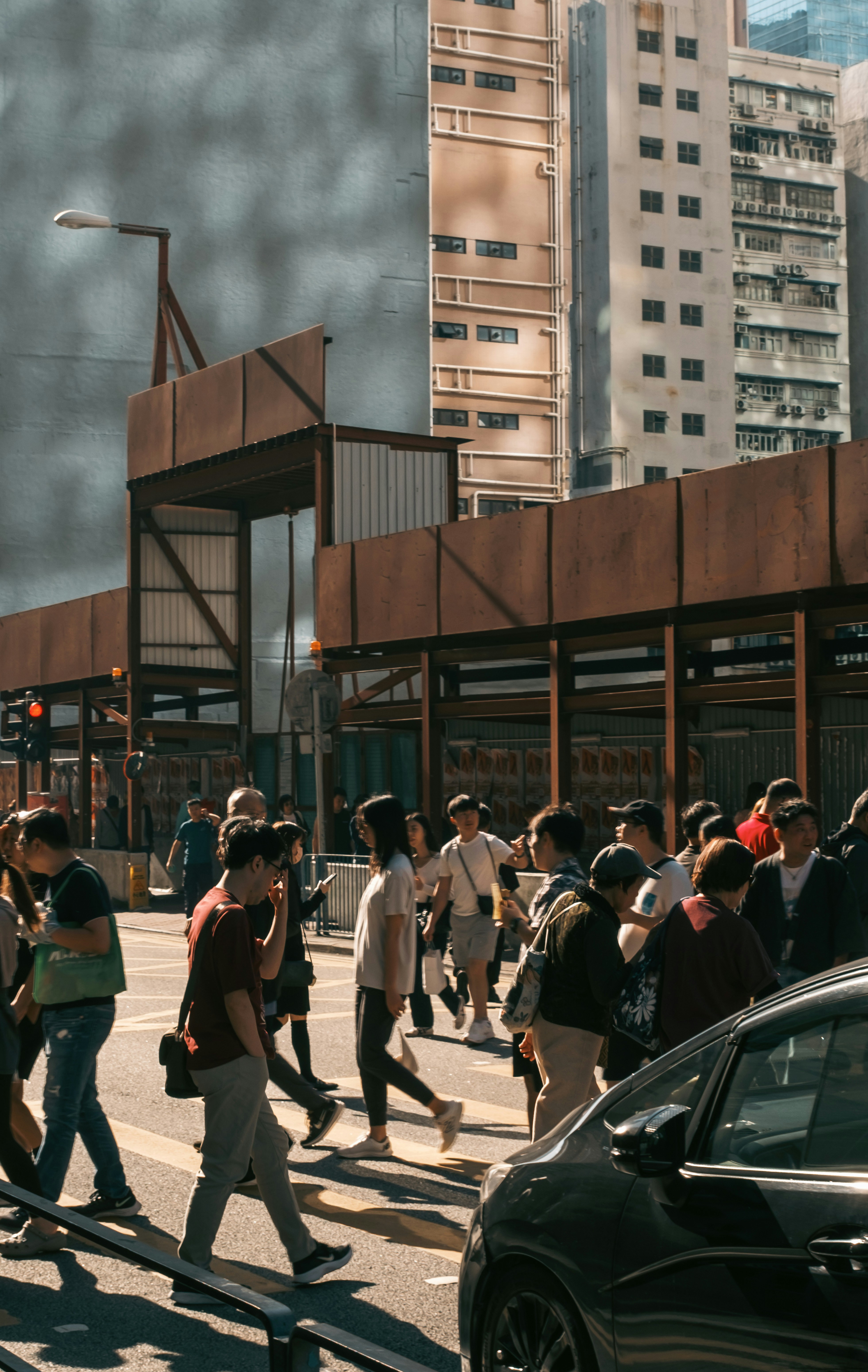 Menschen, die in einer belebten Stadt die Straße überqueren