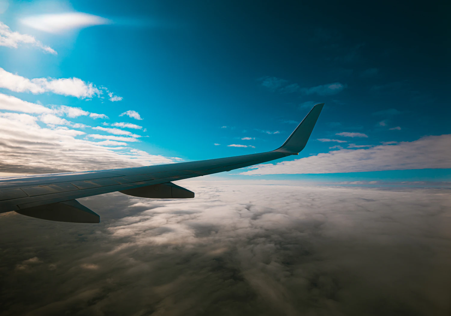 Ala de avión sobre las nubes durante un vuelo de larga distancia hacia Europa