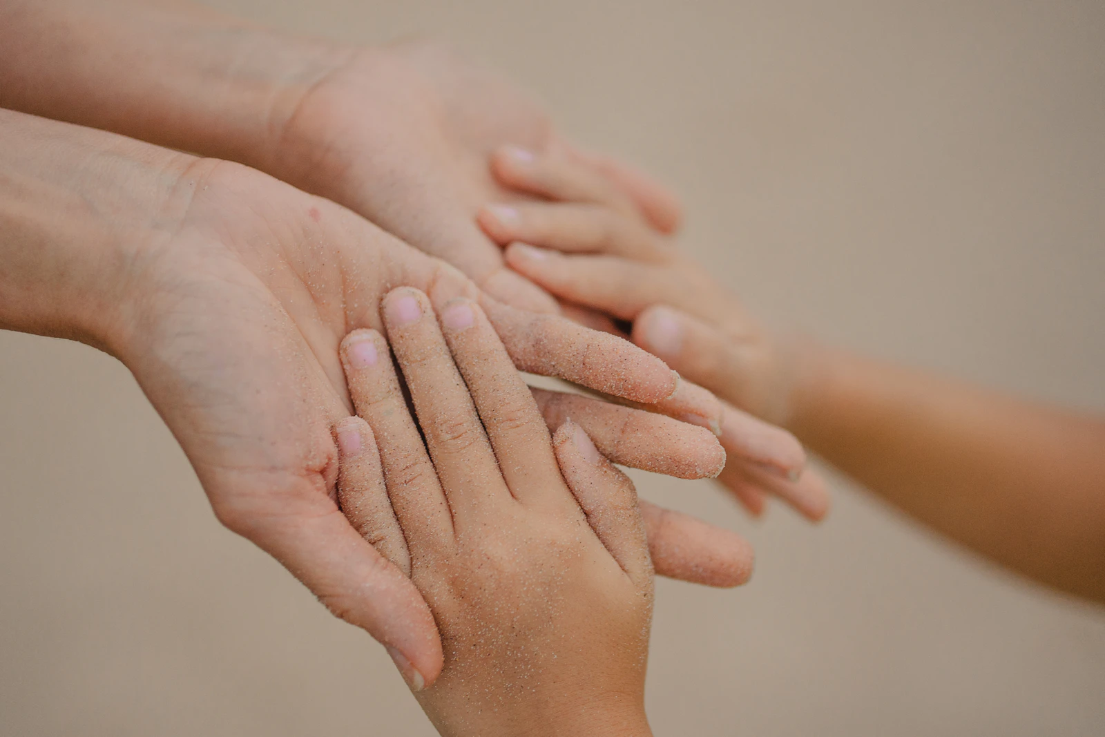 Manos de distintos tamaños unidas, símbolo de familia