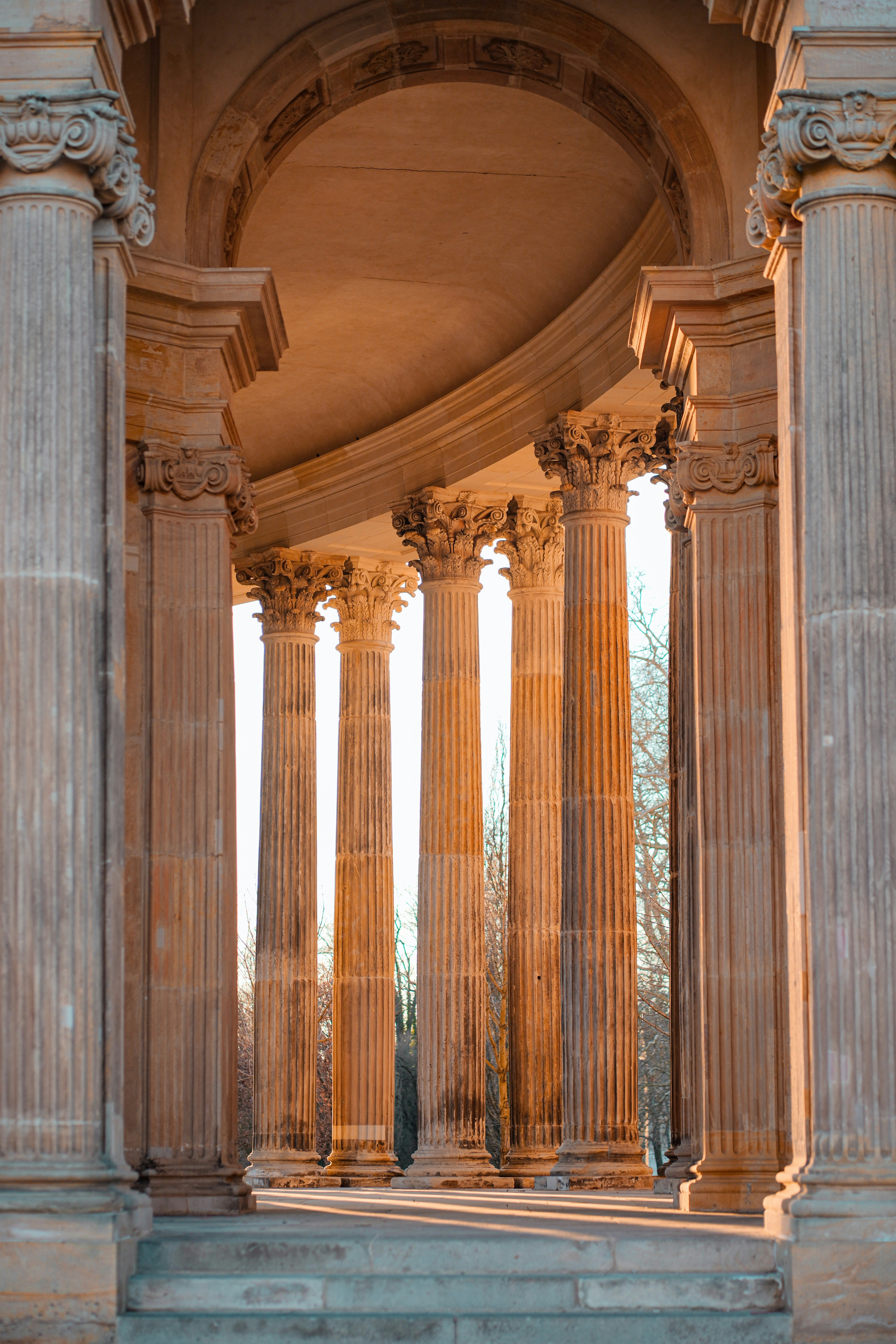 日光を浴びた装飾的な柱頭を持つ古典的な石柱。