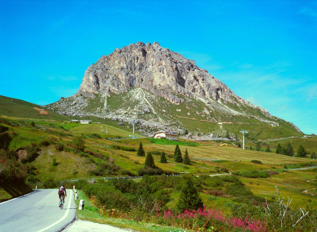 Cycliste gravissant le Passo Giau dans les Dolomites italiennes lors du Giro d'Italia