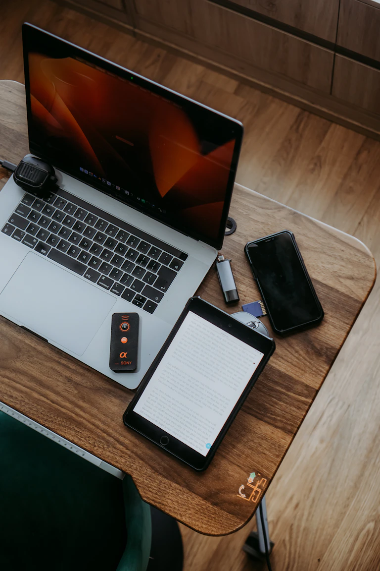 Tablet y ordenador sobre una mesa de estudio