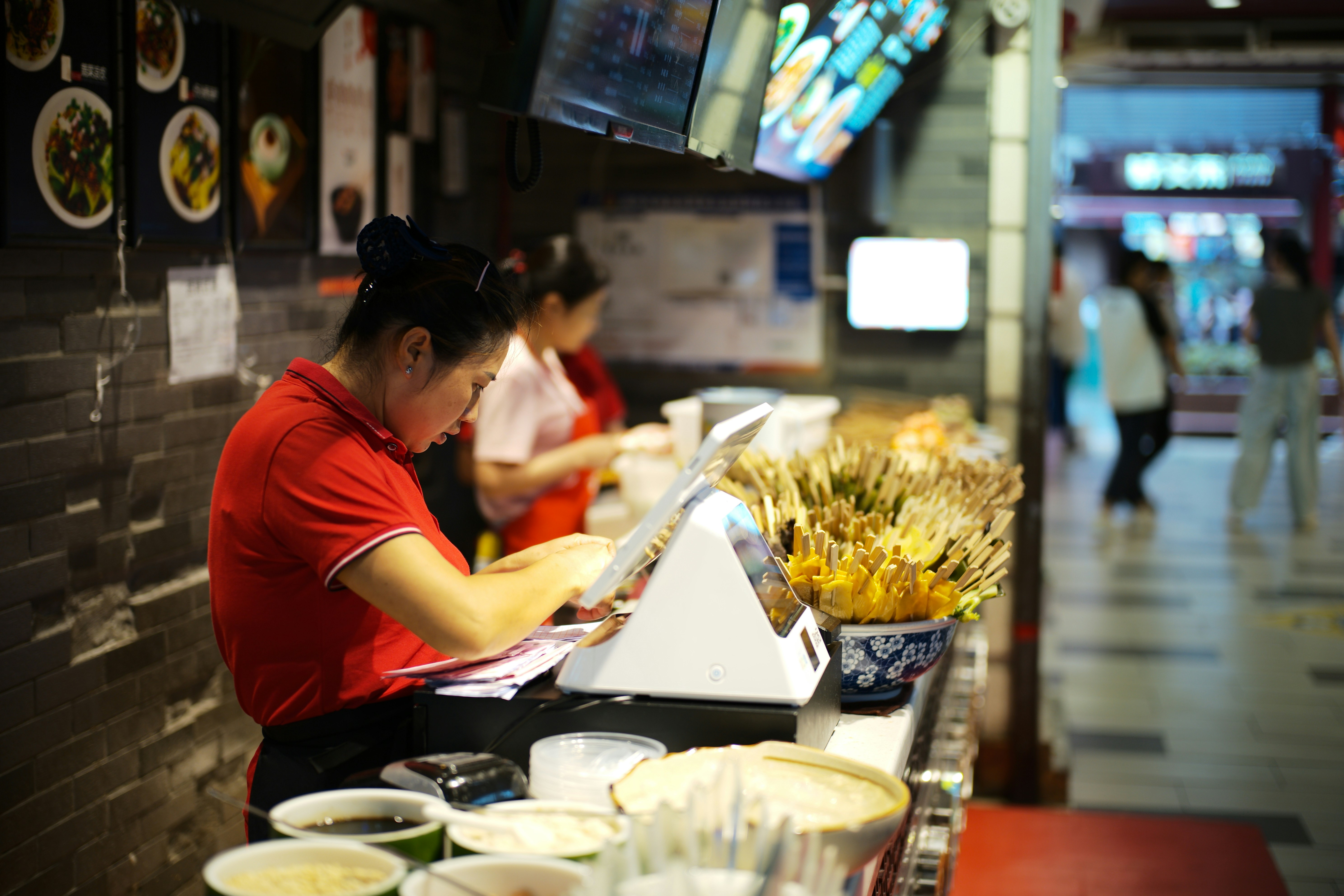 Kalabalık bir restoranda çalışan garsonlar