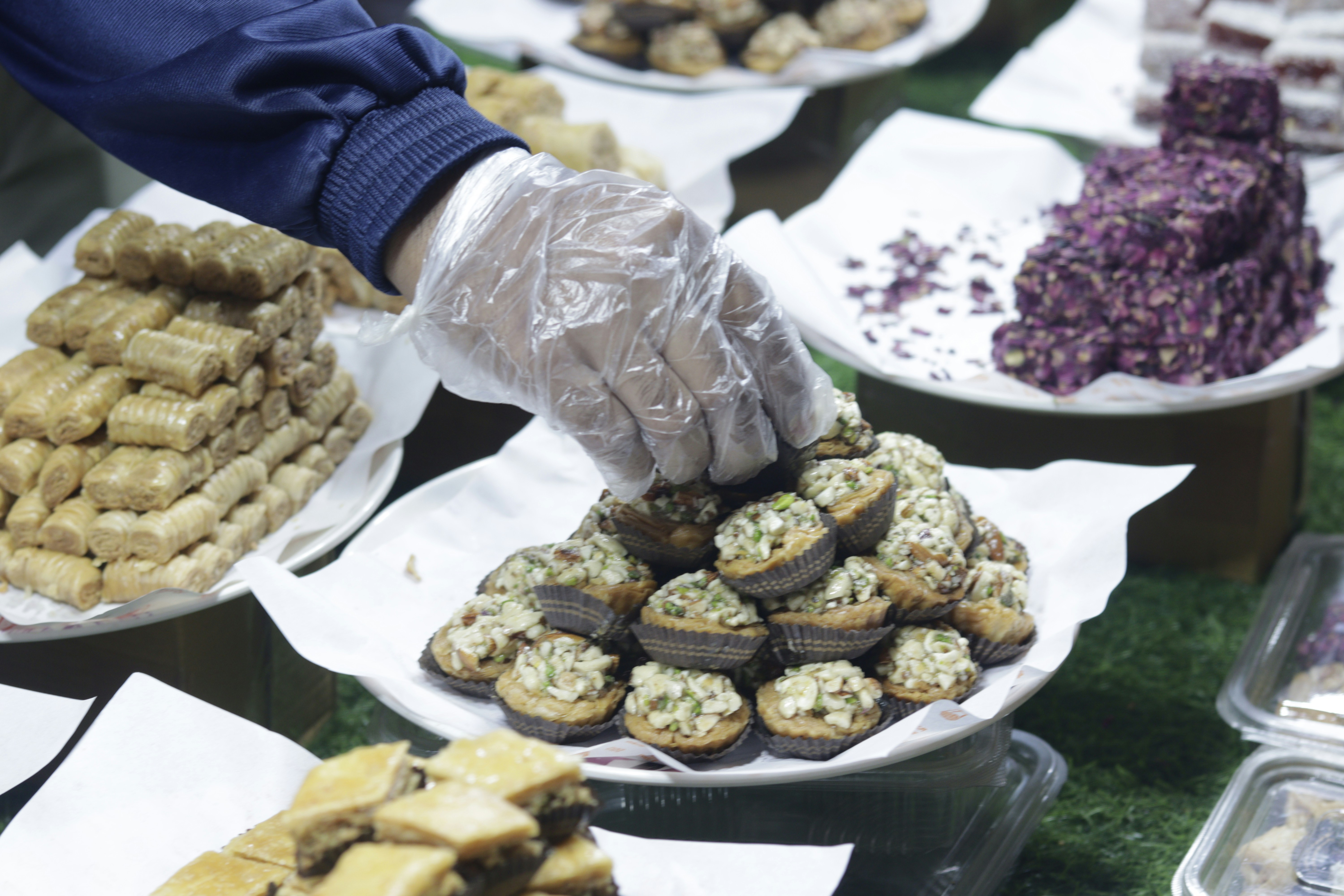 Con guante se selecciona a mano un pastel de un montón.