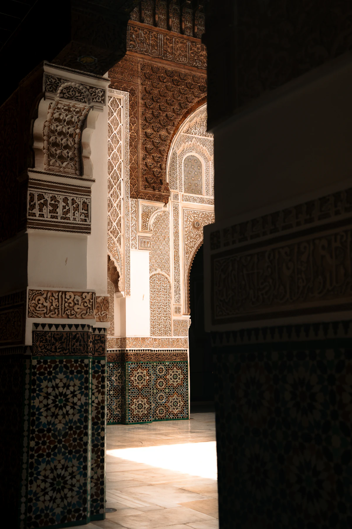 Zellige et stucs ciselés d'un patio marocain à Marrakech