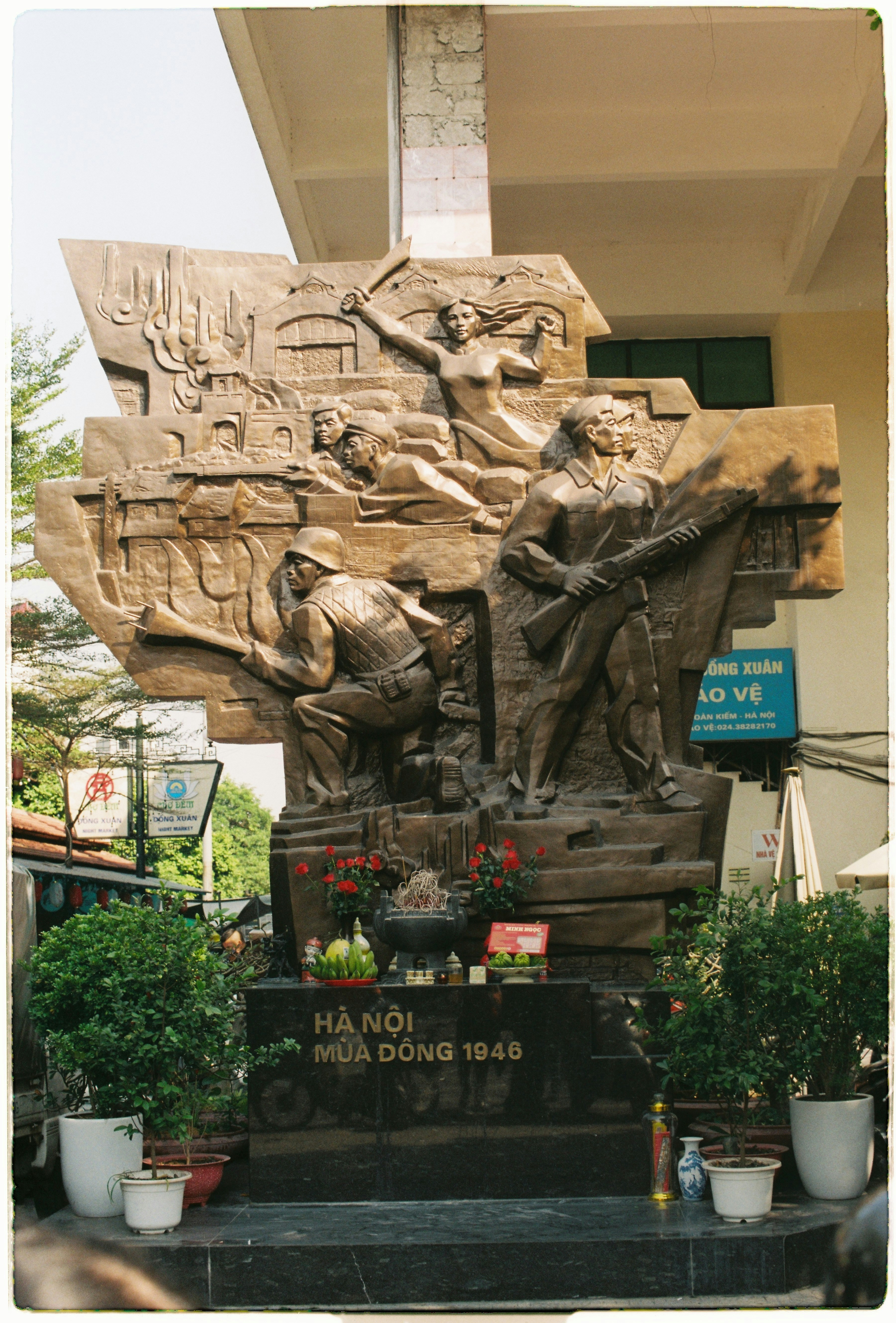 Bronze monument depicting soldiers and civilians in battle