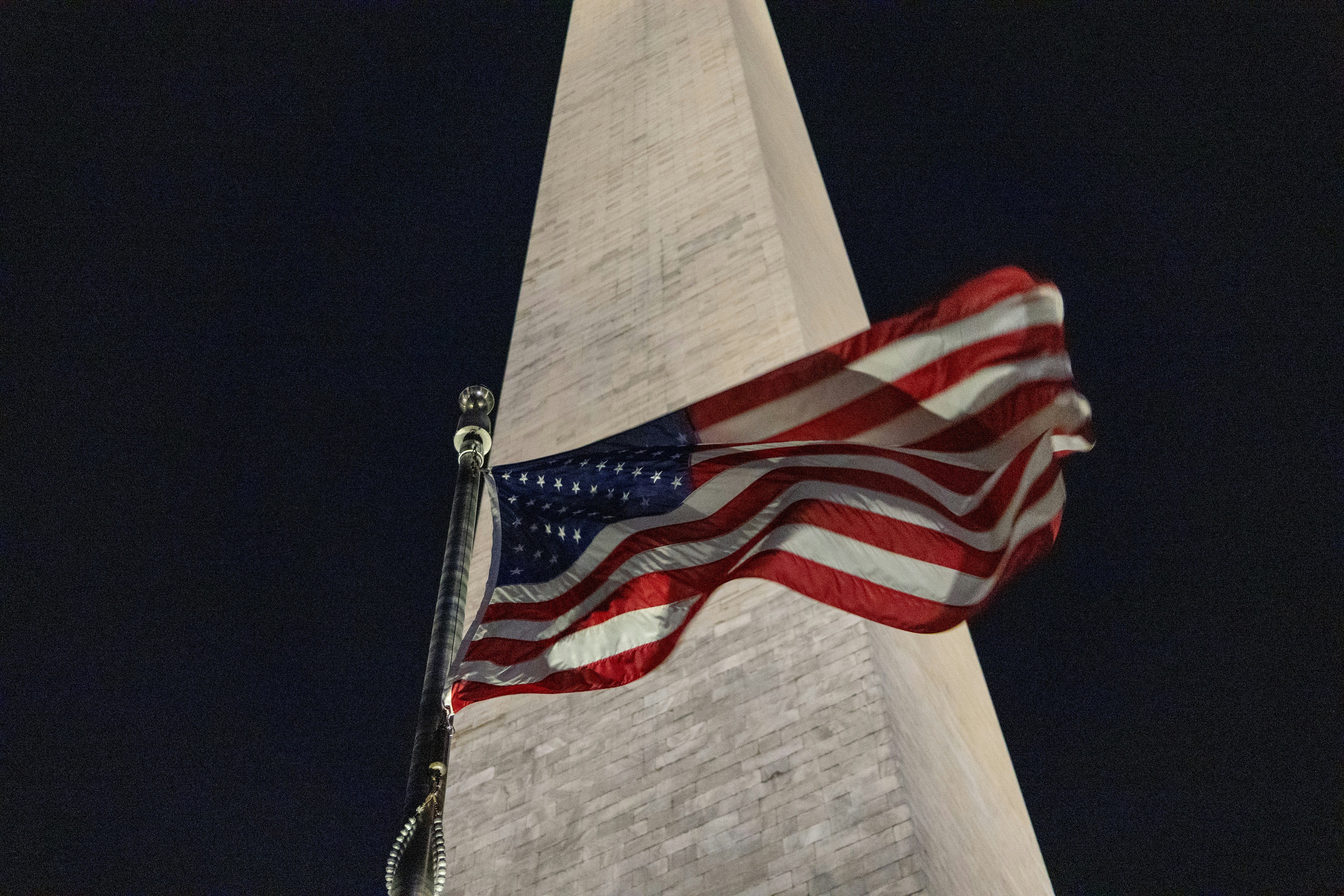 Amerikanische Flagge schwenkt vor dem Washingtoner Denkmal