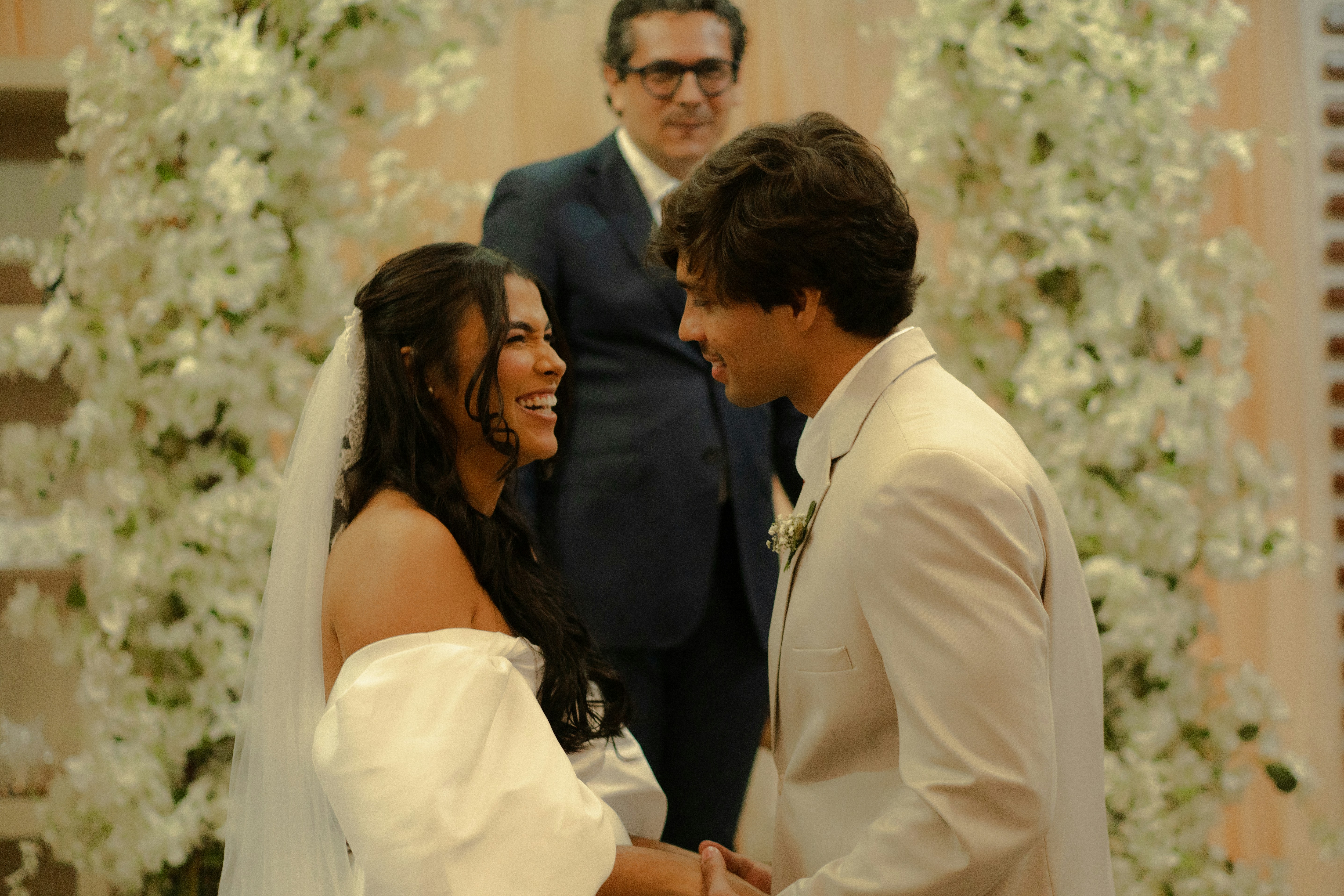 Sposa e sposo che si sorridono durante la cerimonia di matrimonio.