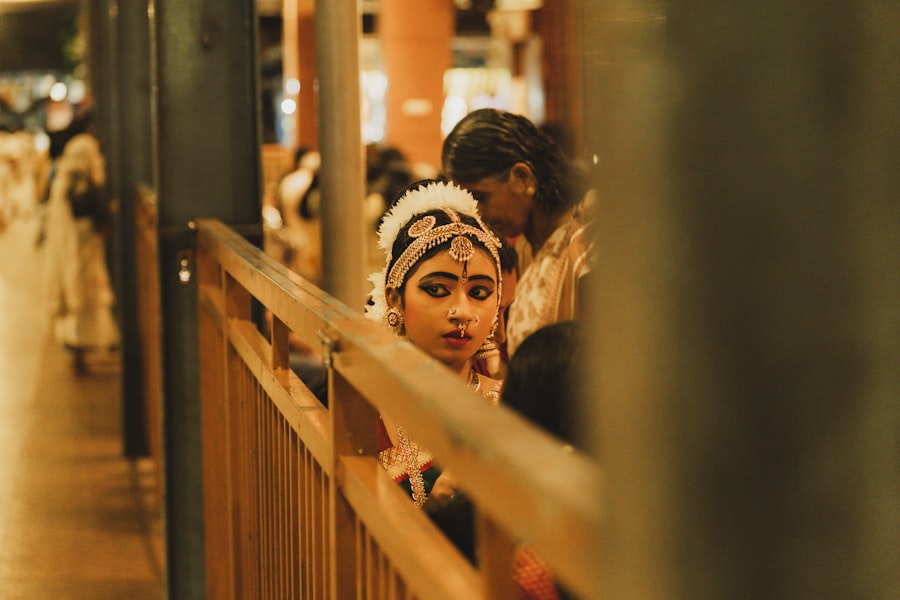 古典印度舞者在露天舞台上表演