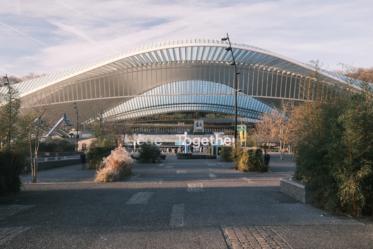 Moderne stationshal met een gebogen dak