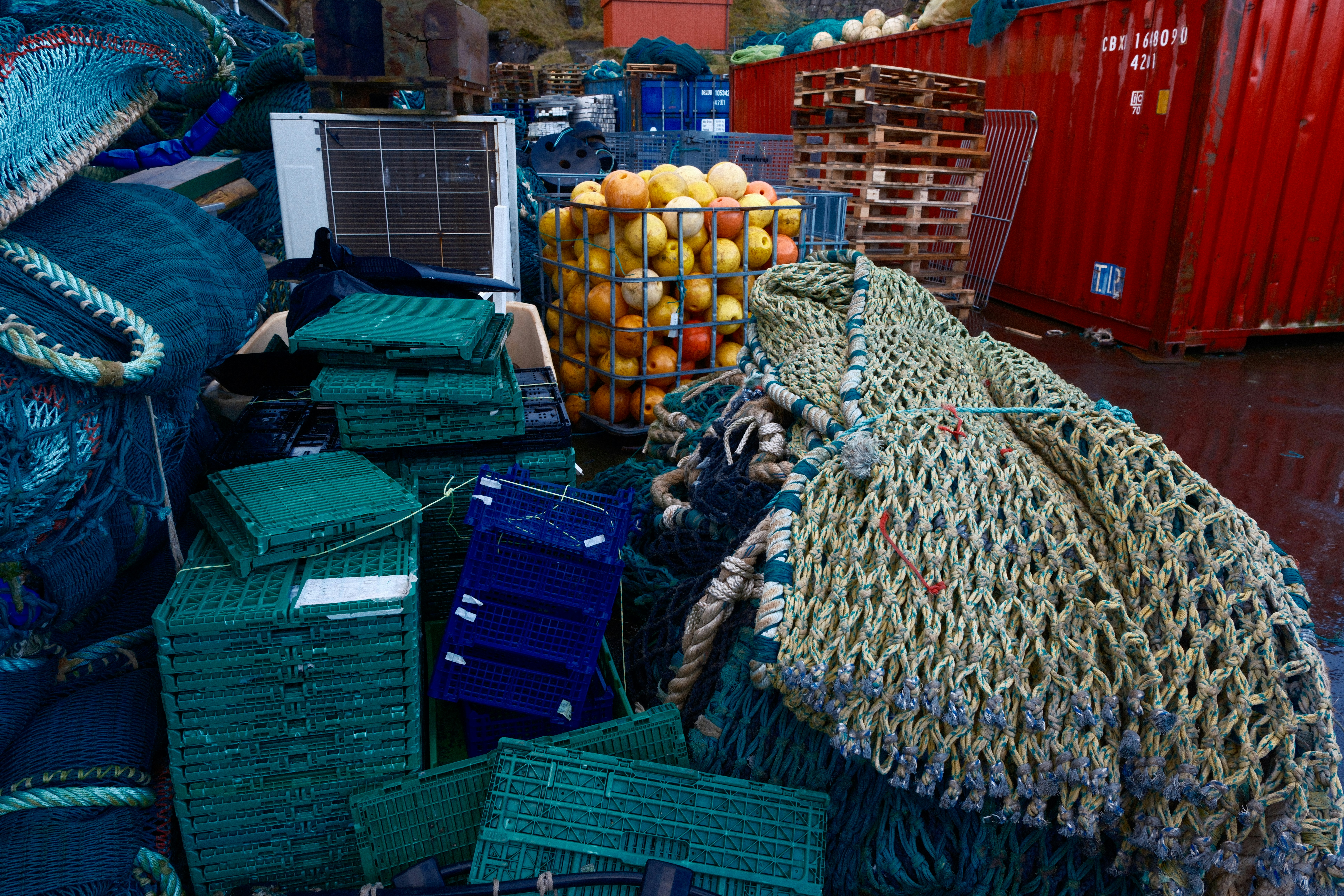 Redes de pesca e boias empilhadas em um armazém