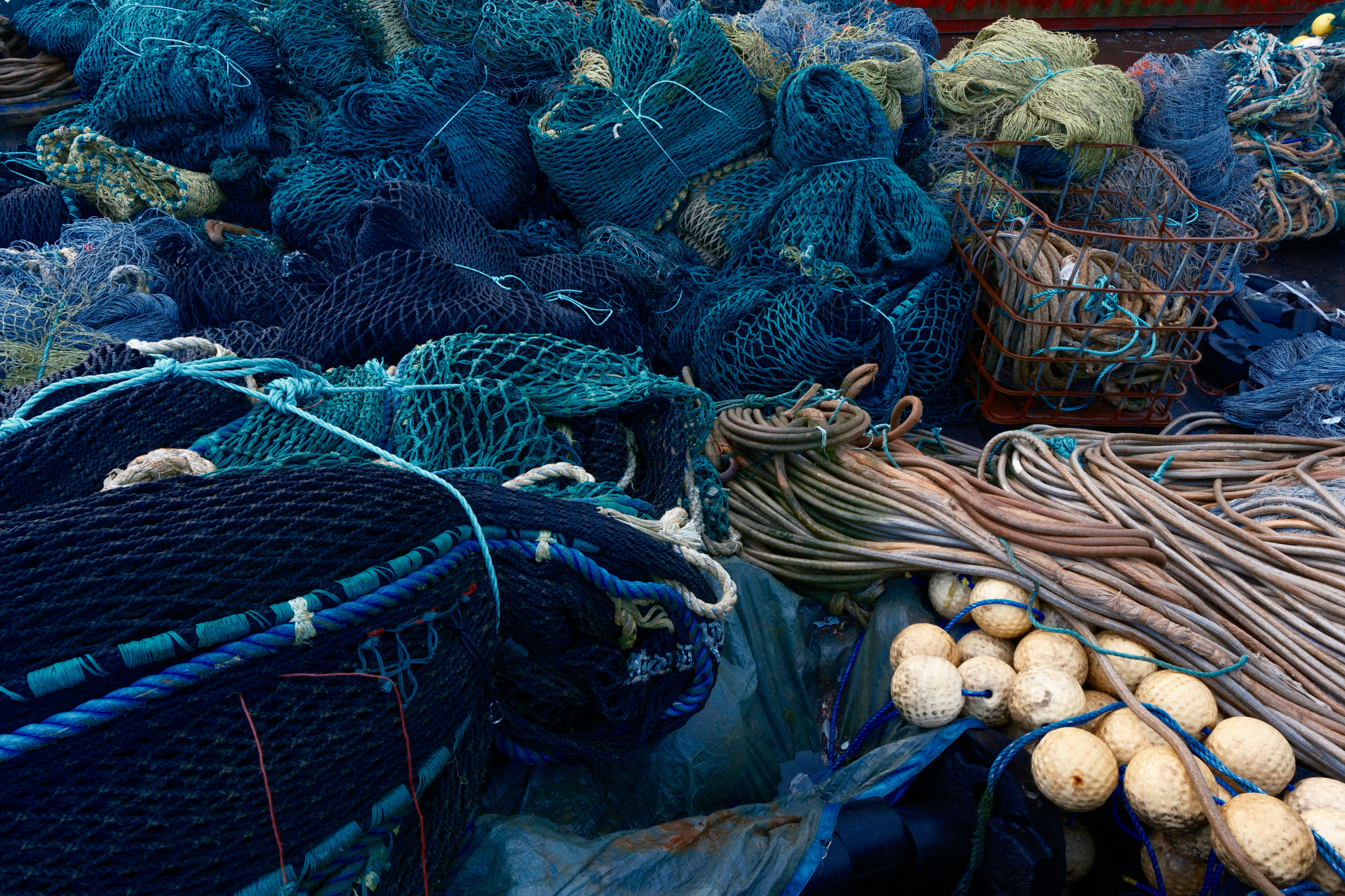 Pilha de redes de pesca e boias