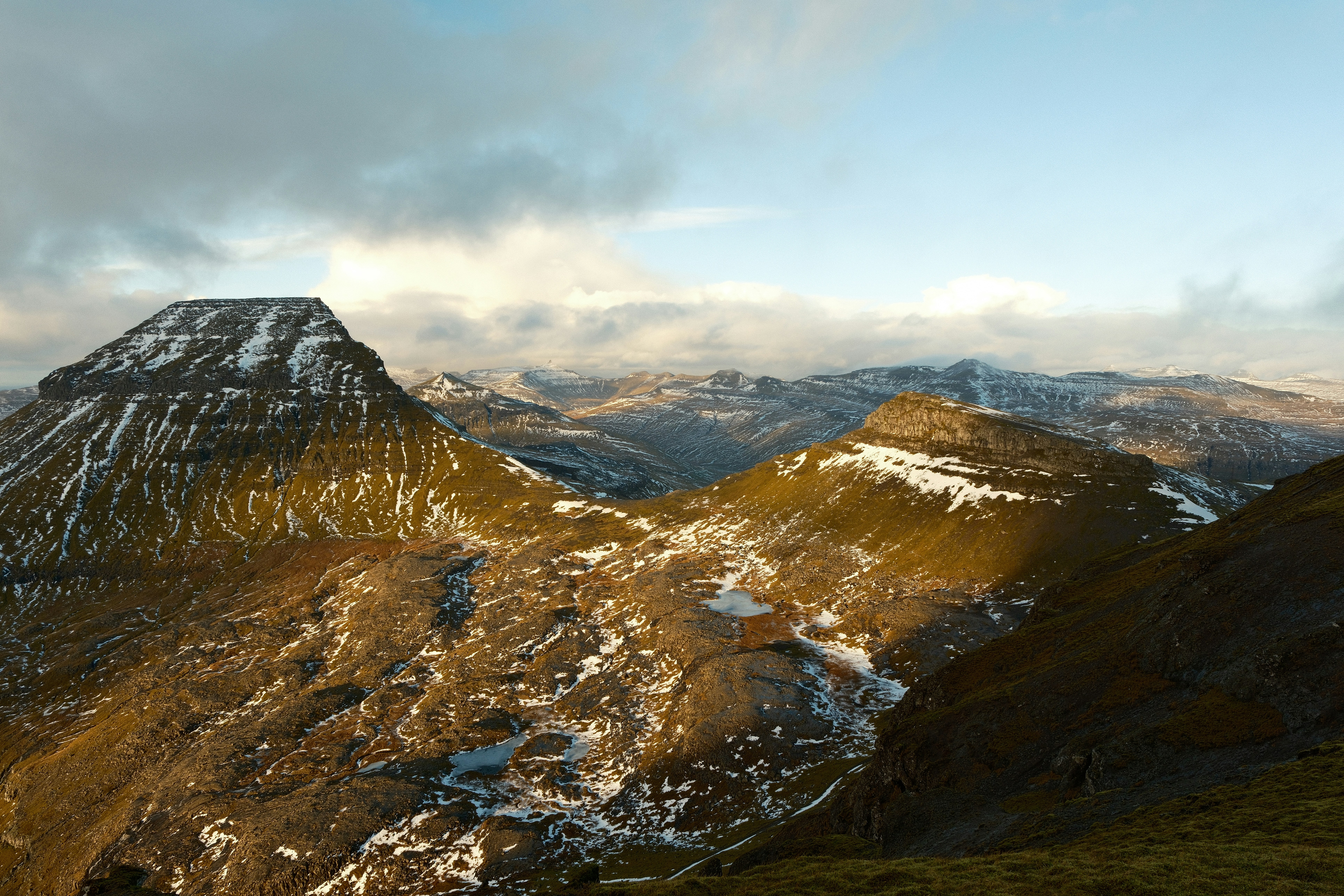 Montanhas cobertas de neve sob um céu nublado