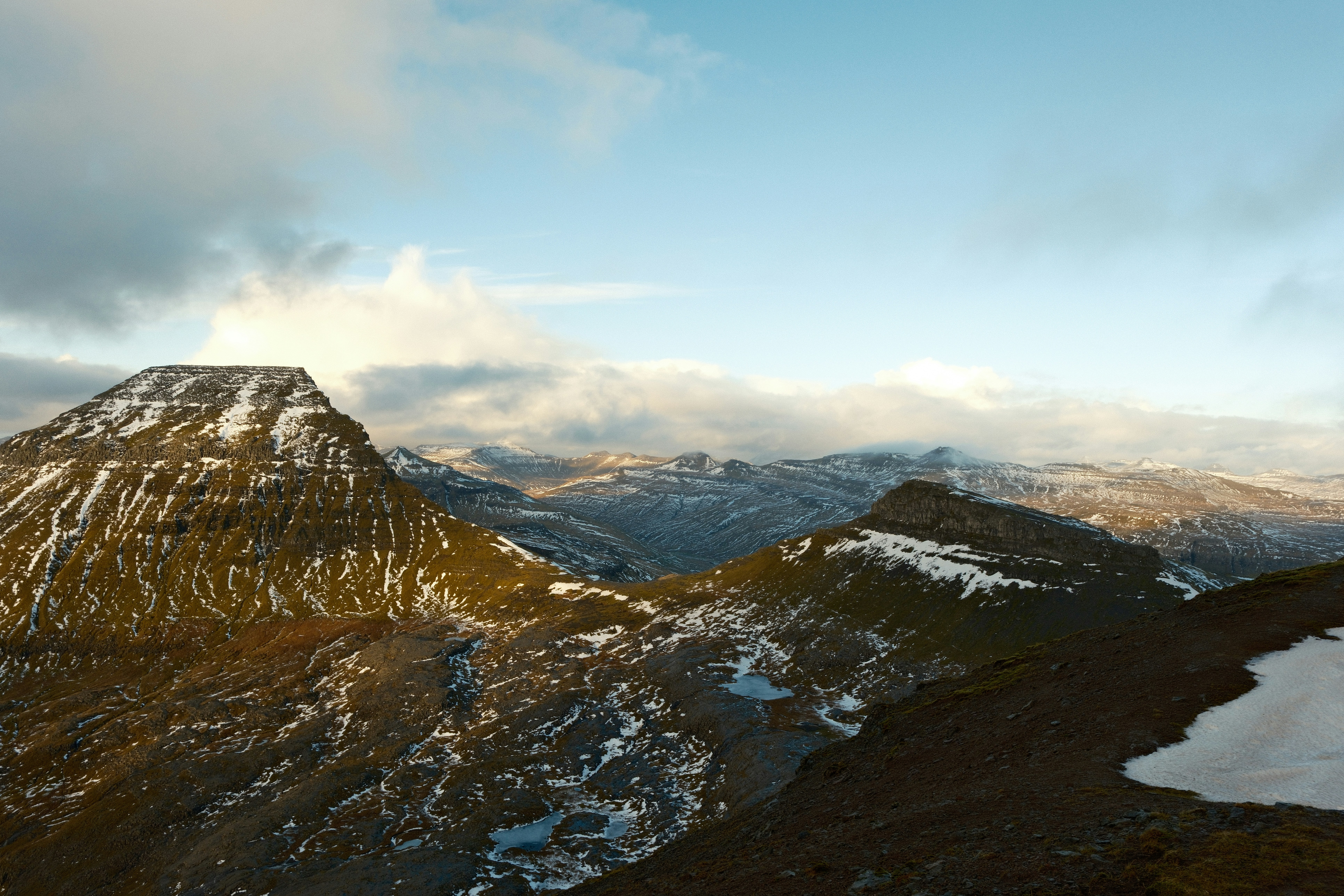 Montanhas cobertas de neve sob um céu nublado