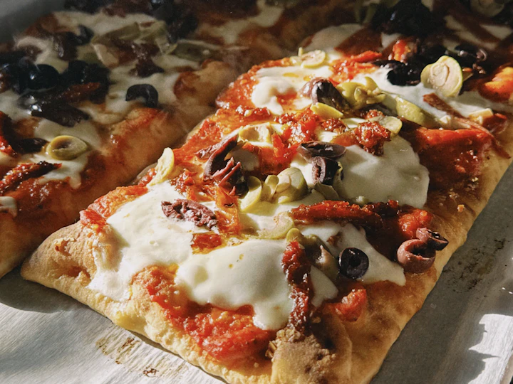 Pizza rettangolare illustrativa, non riferita alla pizzeria