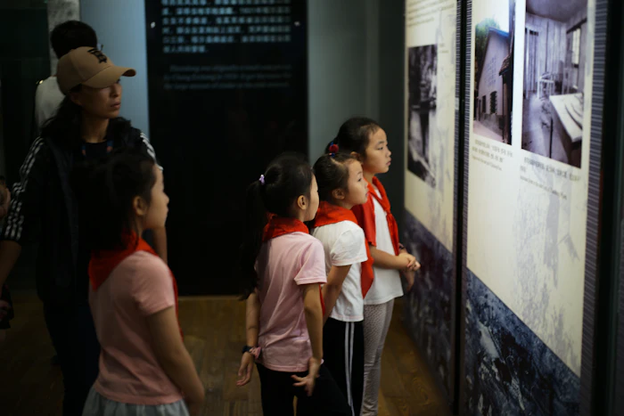 Estudiantes visitando un museo