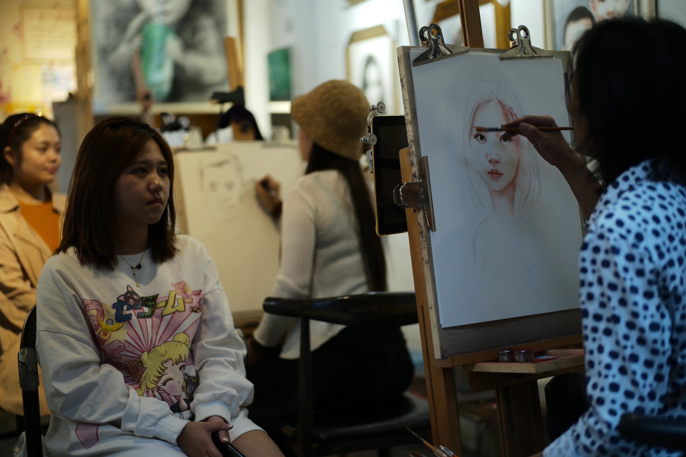 Artist sketching a portrait in a studio class in Chongqing