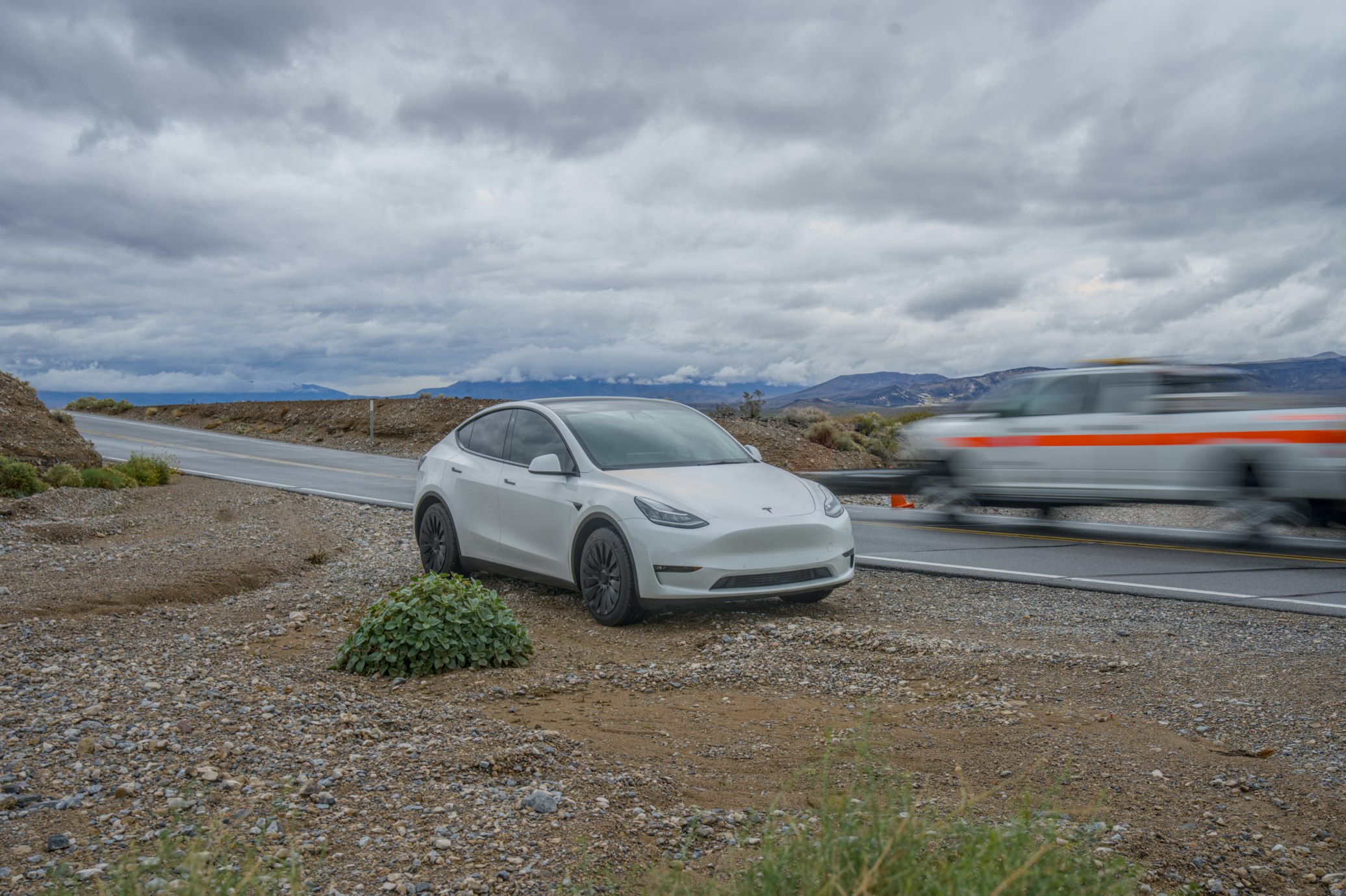 Electric vehicle driving on open highway with range display