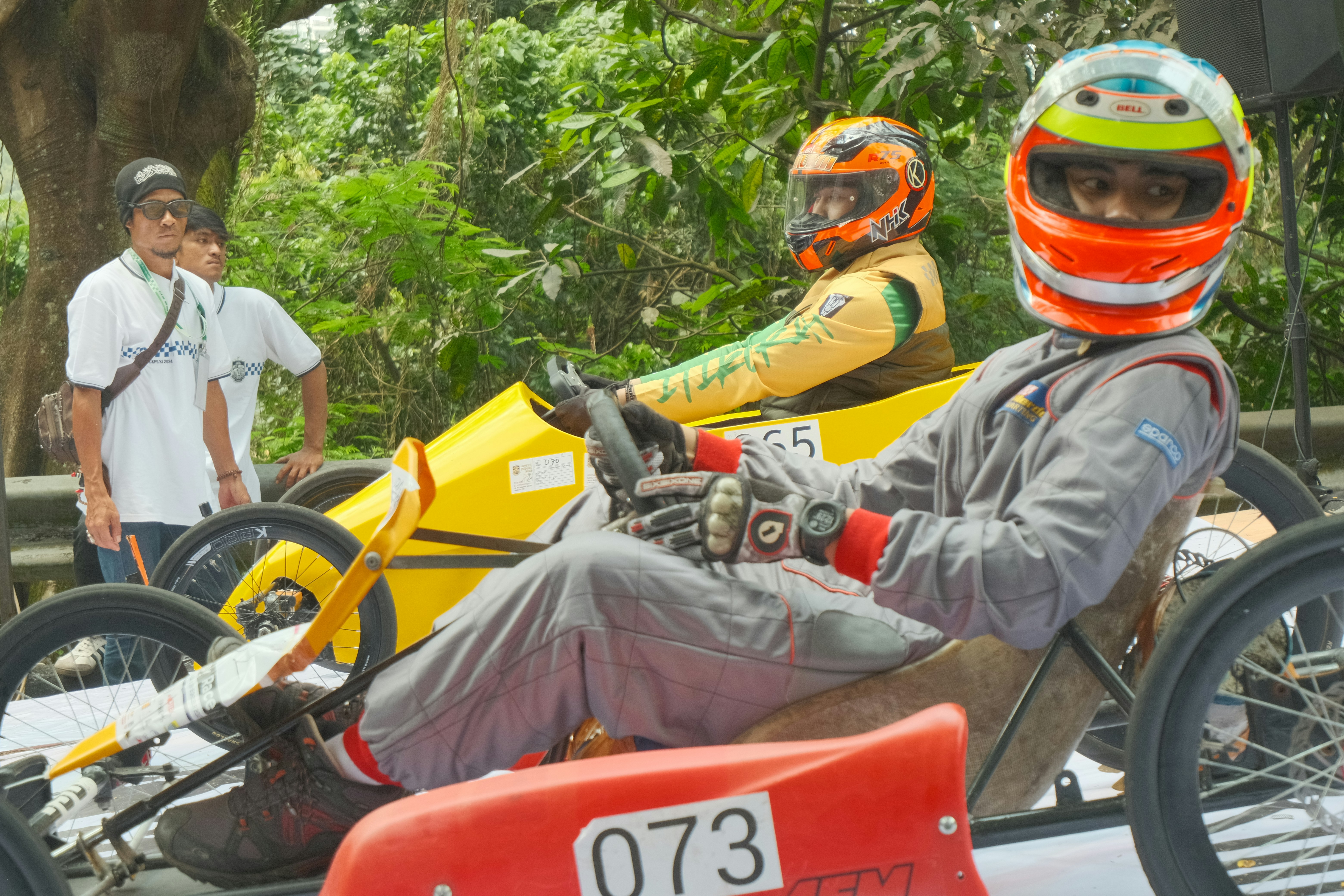 Zwei Fahrer in Go-Karts, bereit zum Rennen